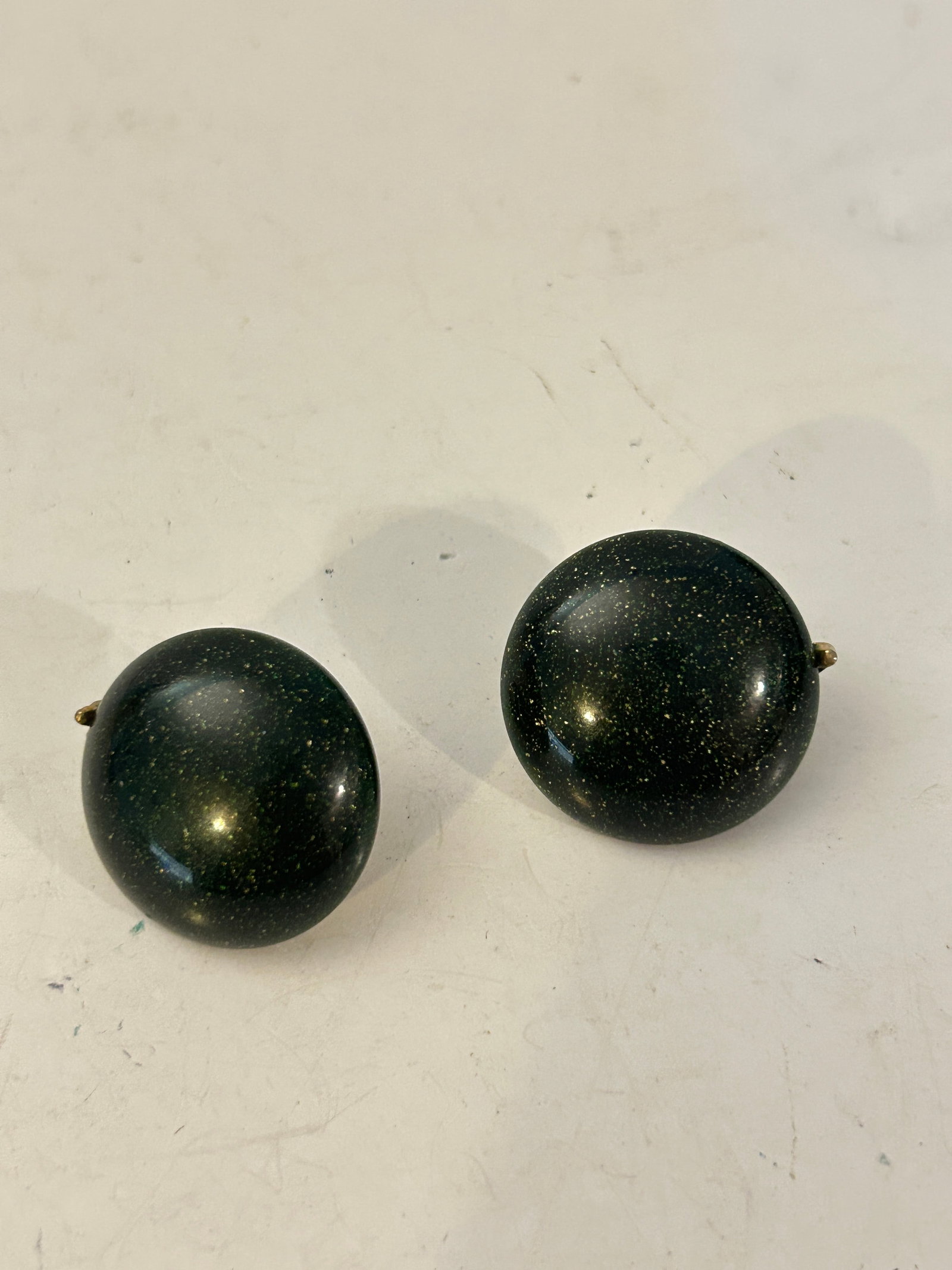 Vintage Crown Trifari Gold Tone Green Button Gold Flecks Clip Earrings: Vintage Crown Trifari Gold Tone Green Button Gold Flecks Clip Earrings Please view all photos as they are part of the description and condition of this Item, Feel free to contact me with questions or 