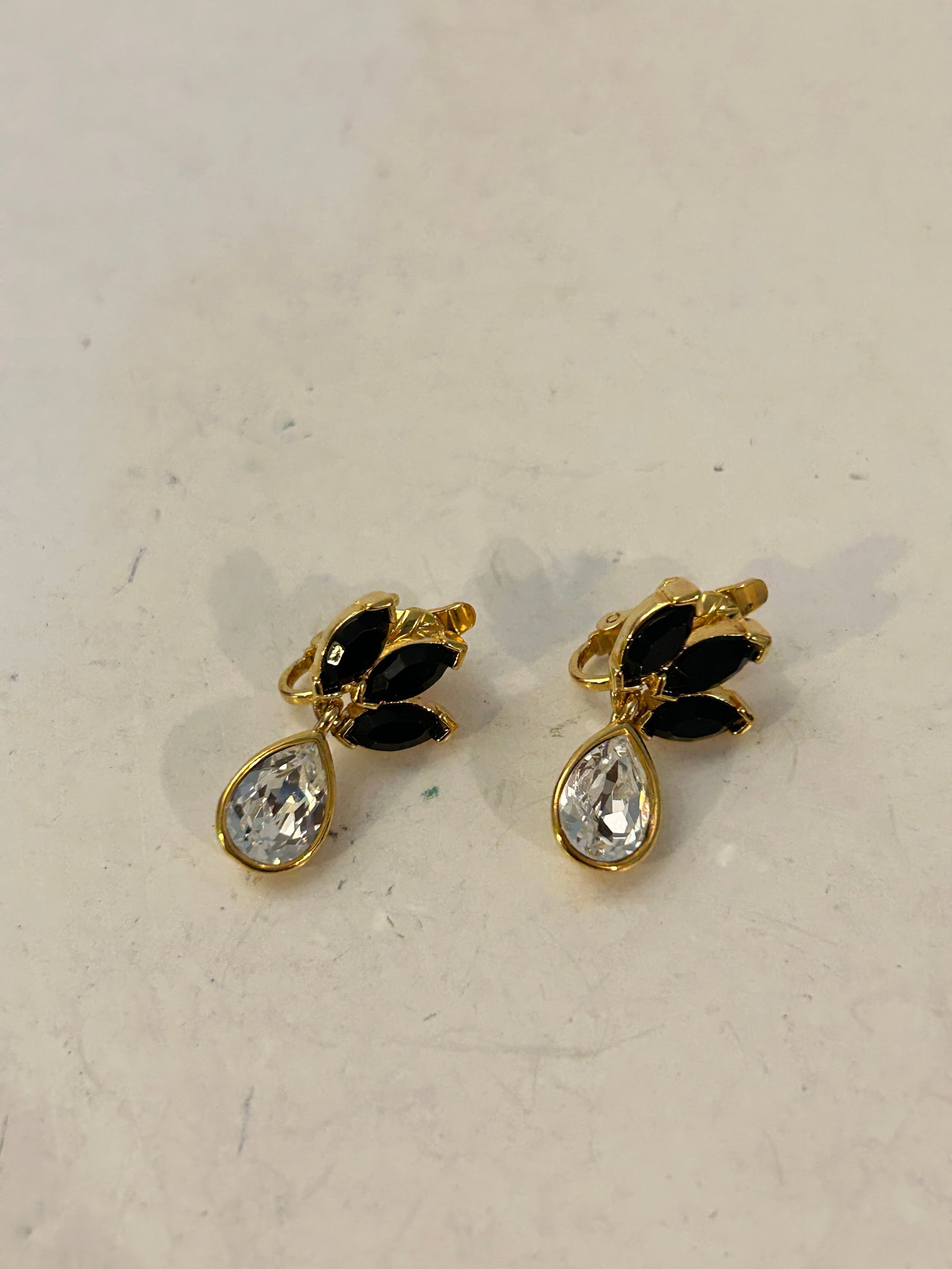 Vintage Trifari gold-tone clip-on drop Earrings: Vintage Trifari gold-tone clip-on drop Earrings Please view all photos as they are part of the description and condition of this Item, Feel free to contact me with questions or picture requests! Used 