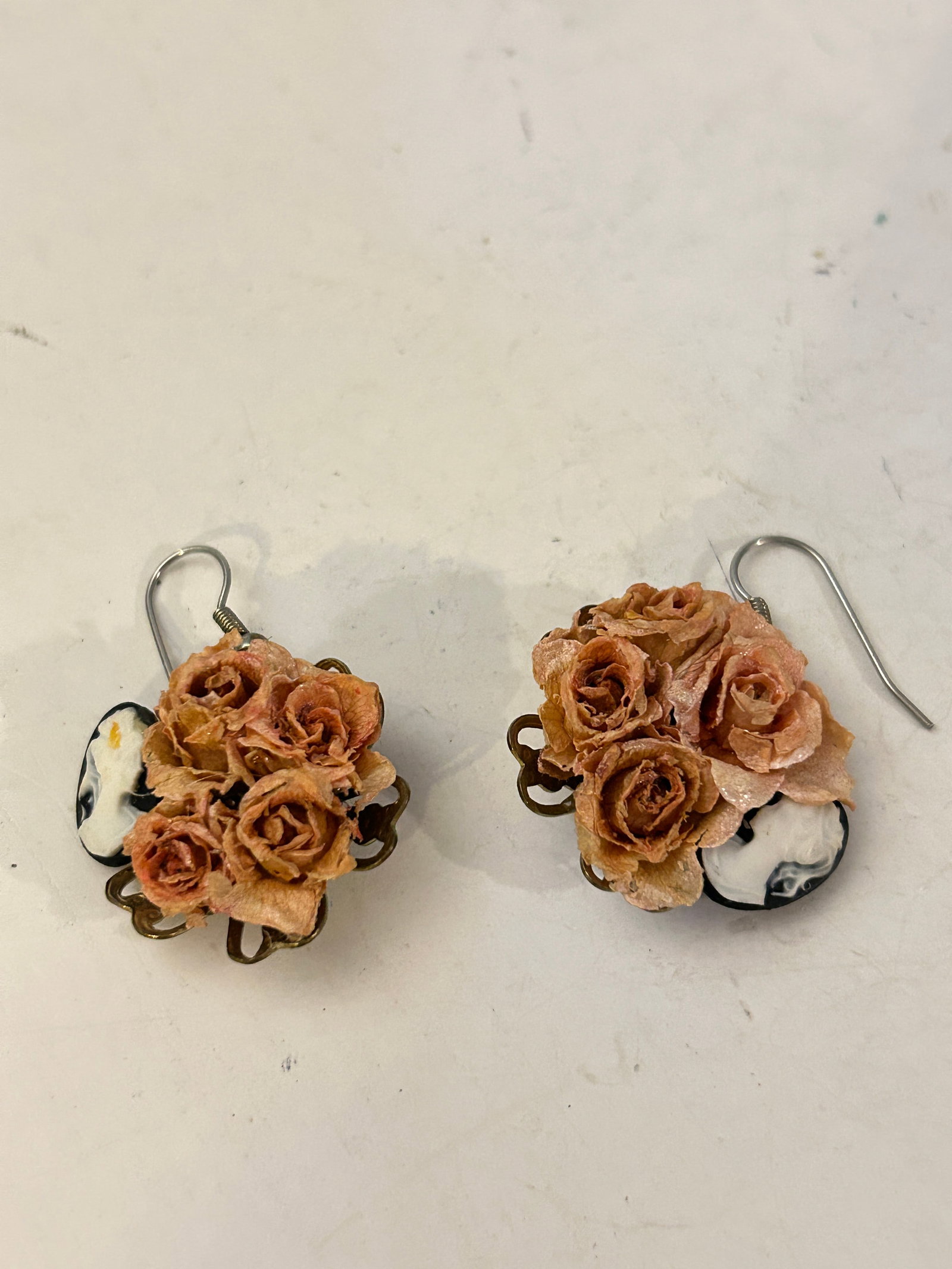 Vintage floral flower Earrings: Vintage floral flower Earrings Please view all photos as they are part of the description and condition of this Item, Feel free to contact me with questions or picture requests! Used Item AS IS
