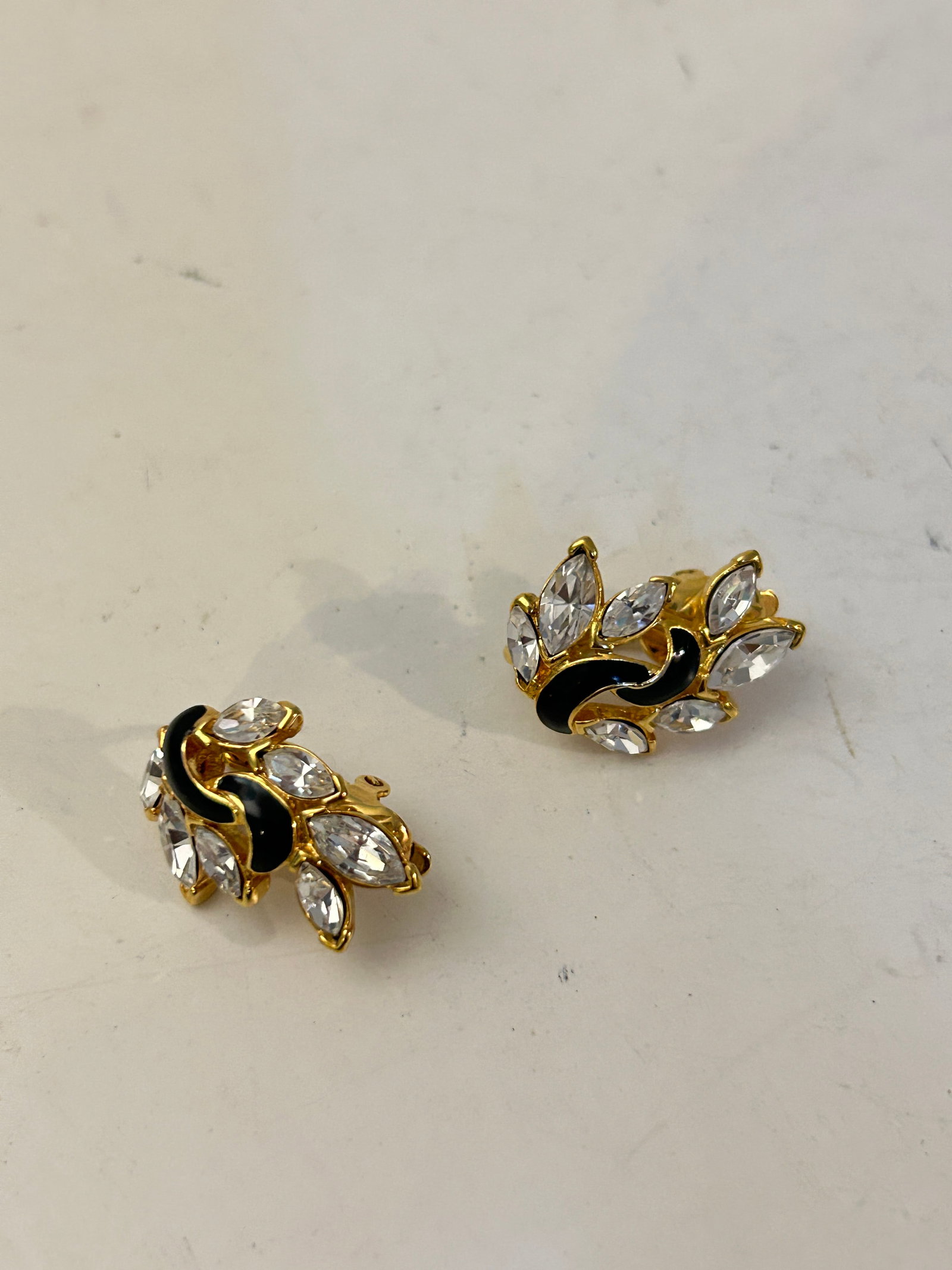 Vintage Crown Trifari Enameled Rhinestone Earrings: Vintage Crown Trifari Enameled Rhinestone Earrings Please view all photos as they are part of the description and condition of this Item, Feel free to contact me with questions or picture requests! Us