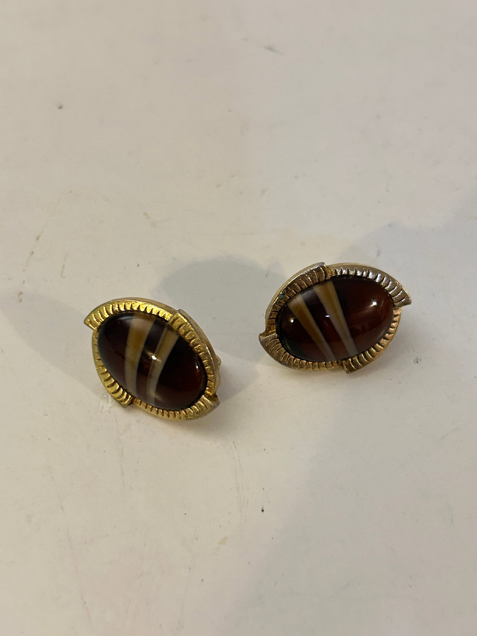 Vintage Sarah Coventry Carameltone clip-on Earrings: Vintage Sarah Coventry Carameltone clip-on Earrings Please view all photos as they are part of the description and condition of this Item, Feel free to contact me with questions or picture requests! U