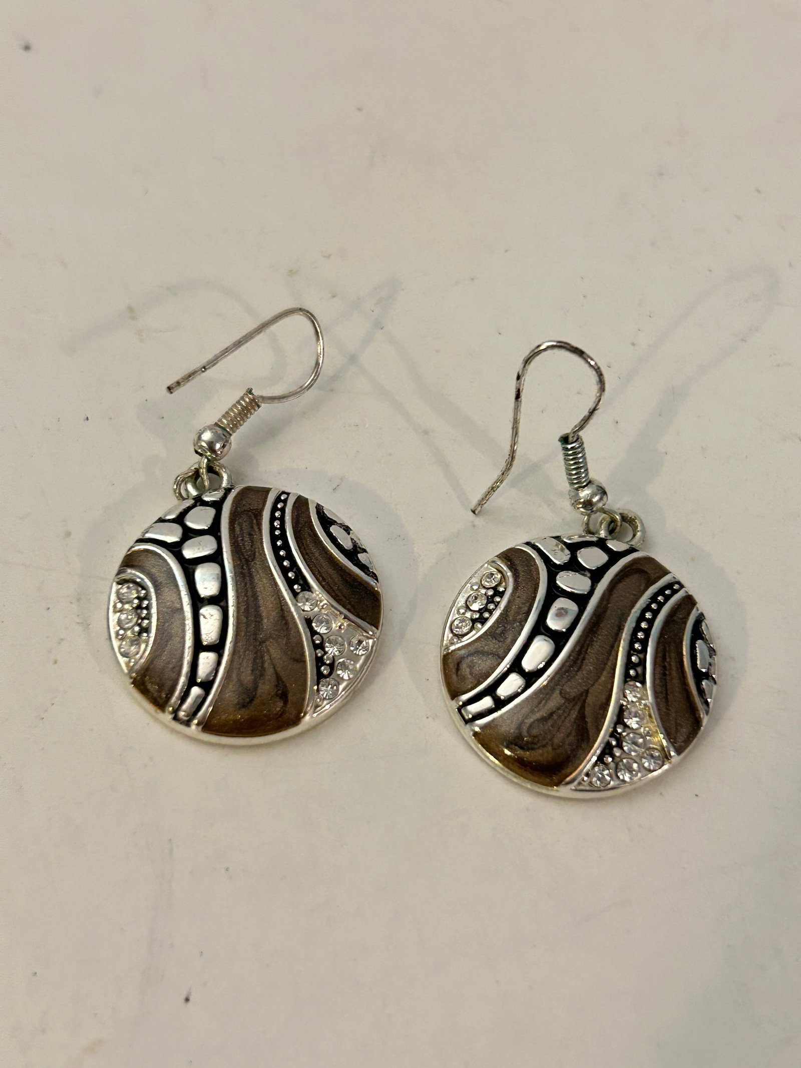 Vintage DaVinci Rhinestone Cream Enamel Earrings: Vintage DaVinci Rhinestone Cream Enamel Earrings Please view all photos as they are part of the description and condition of this Item, Feel free to contact me with questions or picture requests! Used