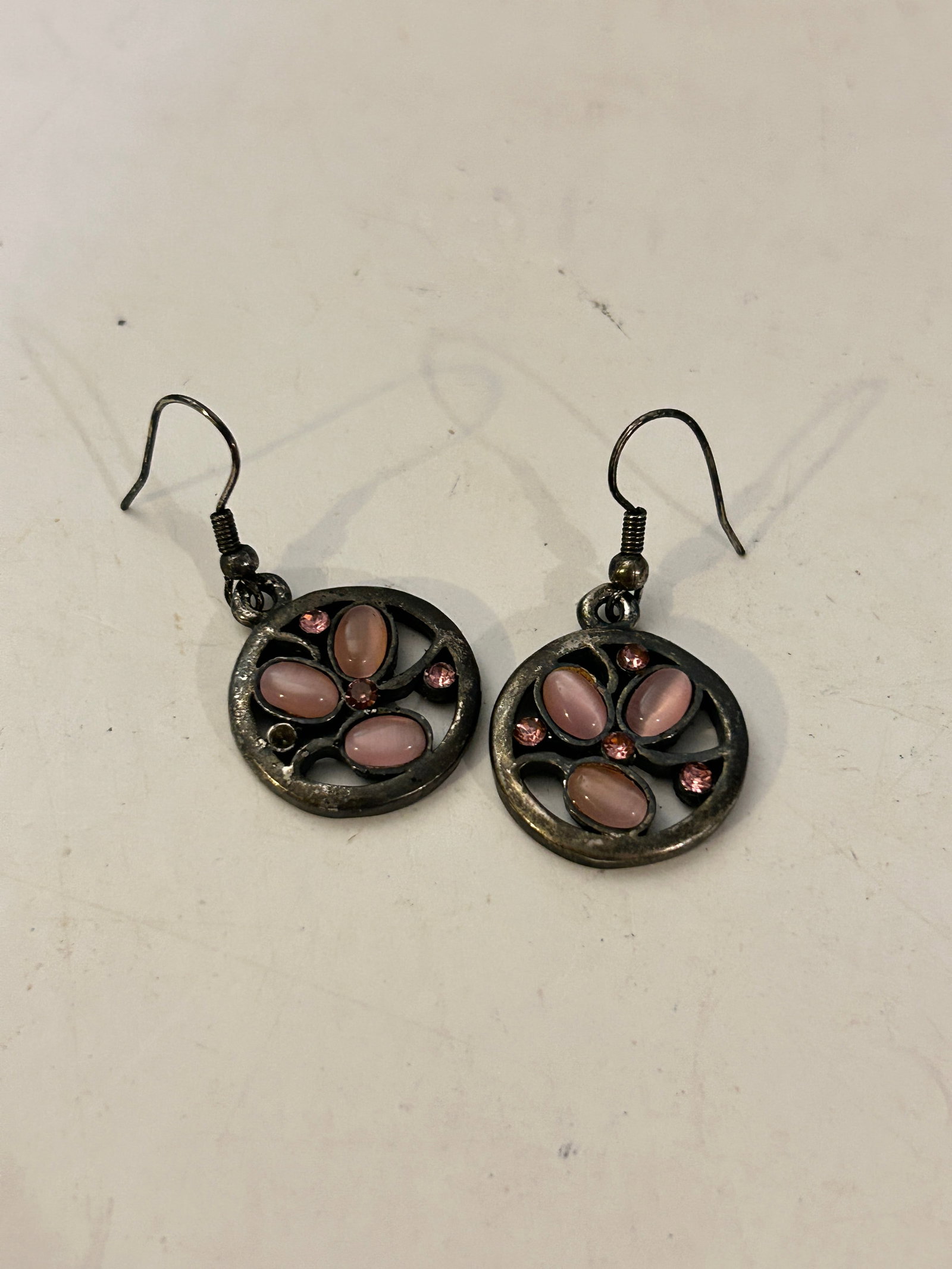 Vintage unbranded dangle Earrings: Vintage unbranded dangle Earrings Please view all photos as they are part of the description and condition of this Item, Feel free to contact me with questions or picture requests! Used Item AS IS
