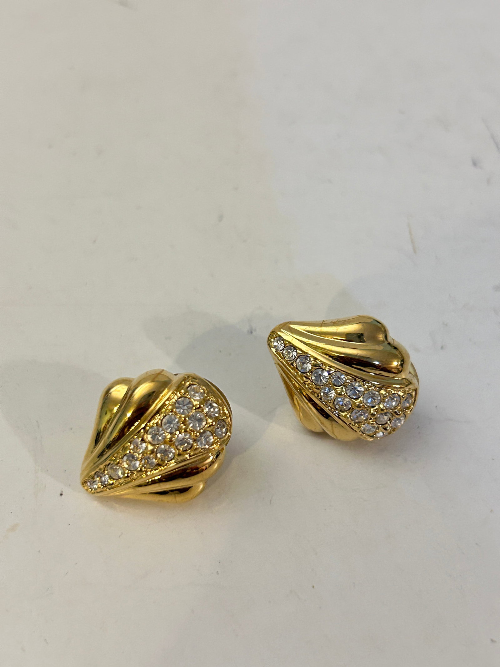 Vintage Monet Gold Toned Rhinestone Earrings: Vintage Monet Gold Toned Rhinestone Earrings Please view all photos as they are part of the description and condition of this Item, Feel free to contact me with questions or picture requests! Used Ite