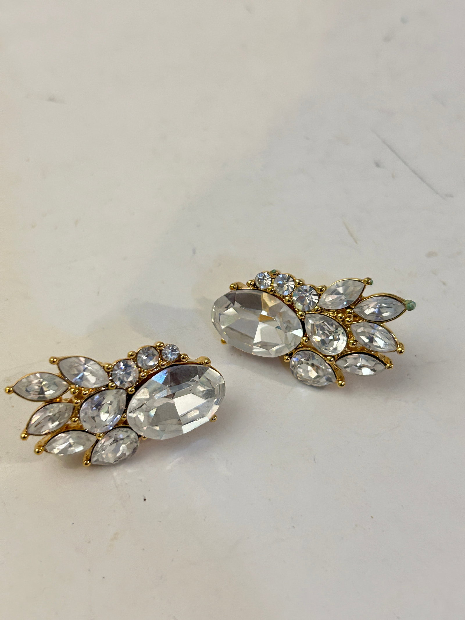 Vintage Monet Gold Toned Rhinestone Earrings: Vintage Monet Gold Toned Rhinestone Earrings Please view all photos as they are part of the description and condition of this Item, Feel free to contact me with questions or picture requests! Used Ite