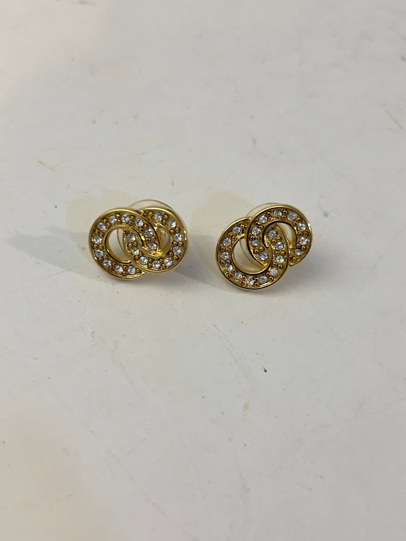 Vintage Monet Gold Toned Rhinestone Earrings: Vintage Monet Gold Toned Rhinestone Earrings Please view all photos as they are part of the description and condition of this Item, Feel free to contact me with questions or picture requests! Used Ite