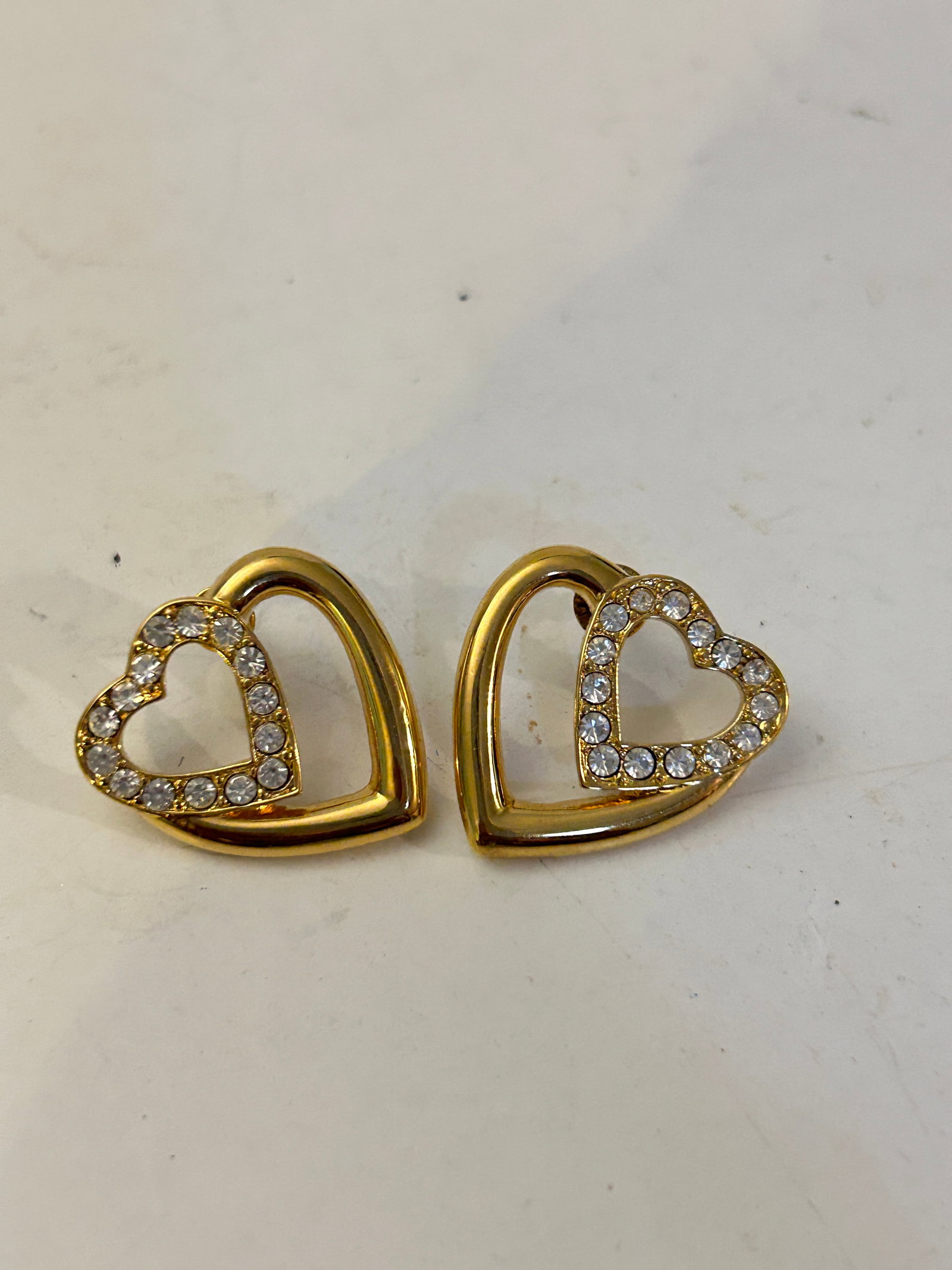 Vintage Monet Gold Toned Rhinestone Earrings: Vintage Monet Gold Toned Rhinestone Earrings Please view all photos as they are part of the description and condition of this Item, Feel free to contact me with questions or picture requests! Used Ite