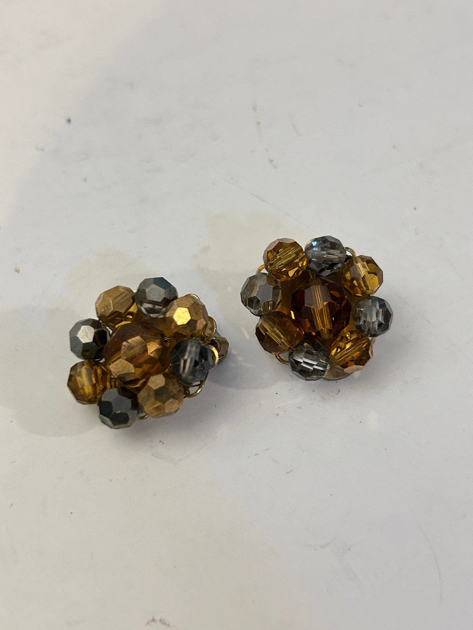 vintage Marvella cluster clip-on earrings: vintage Marvella cluster clip-on earrings Please view all photos as they are part of the description and condition of this Item, Feel free to contact me with questions or picture requests! Used Item A