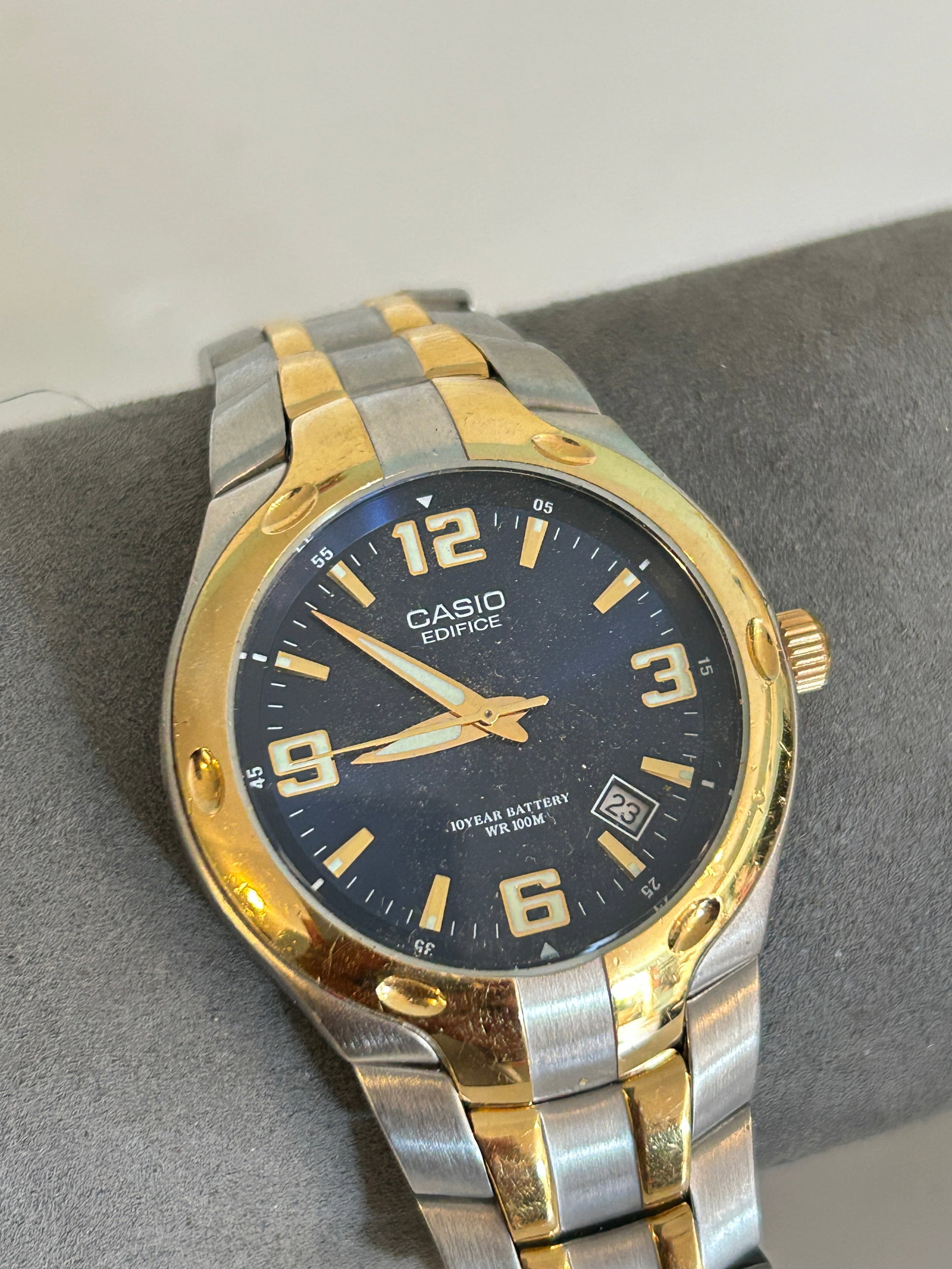 Casio Edifice EF-106 Two-Tone Blue Dial working: Casio Edifice EF-106 Two-Tone Blue Dial working Please view all photos as they are part of the description and condition of this Item, Feel free to contact me with questions or picture requests! Used 