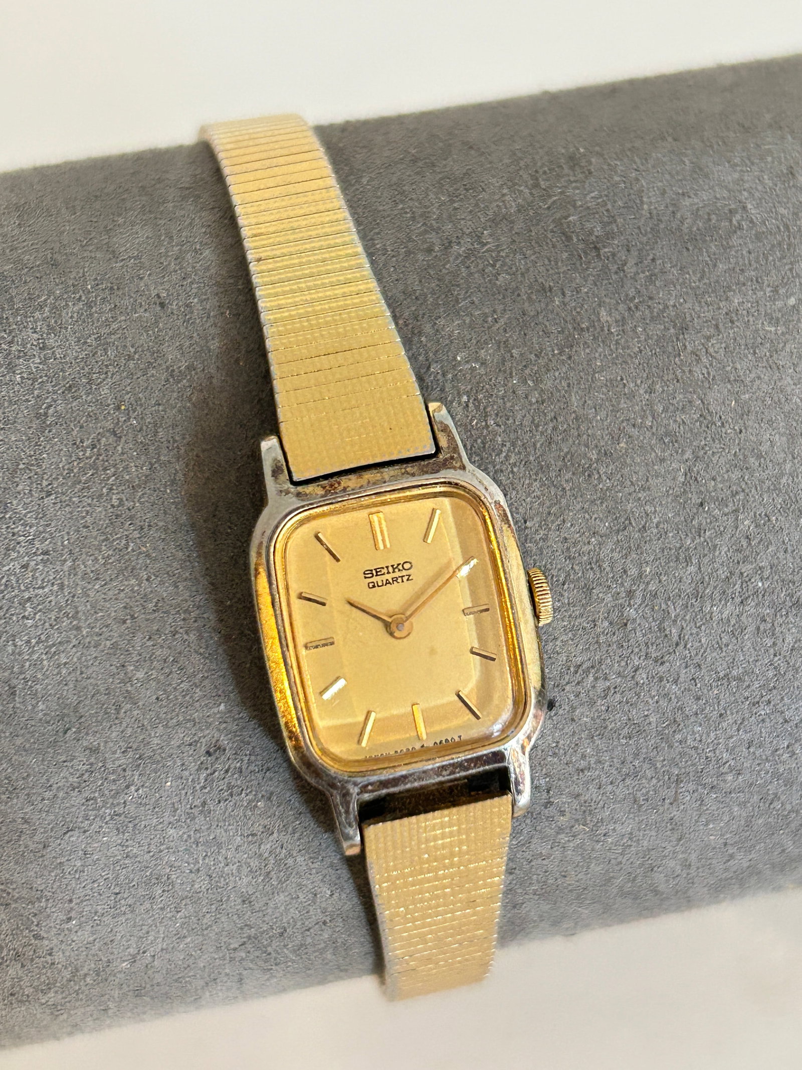 Seiko Womens Watch Vintage 2C20-5320 Gold Tone needs bat (1 of 6)