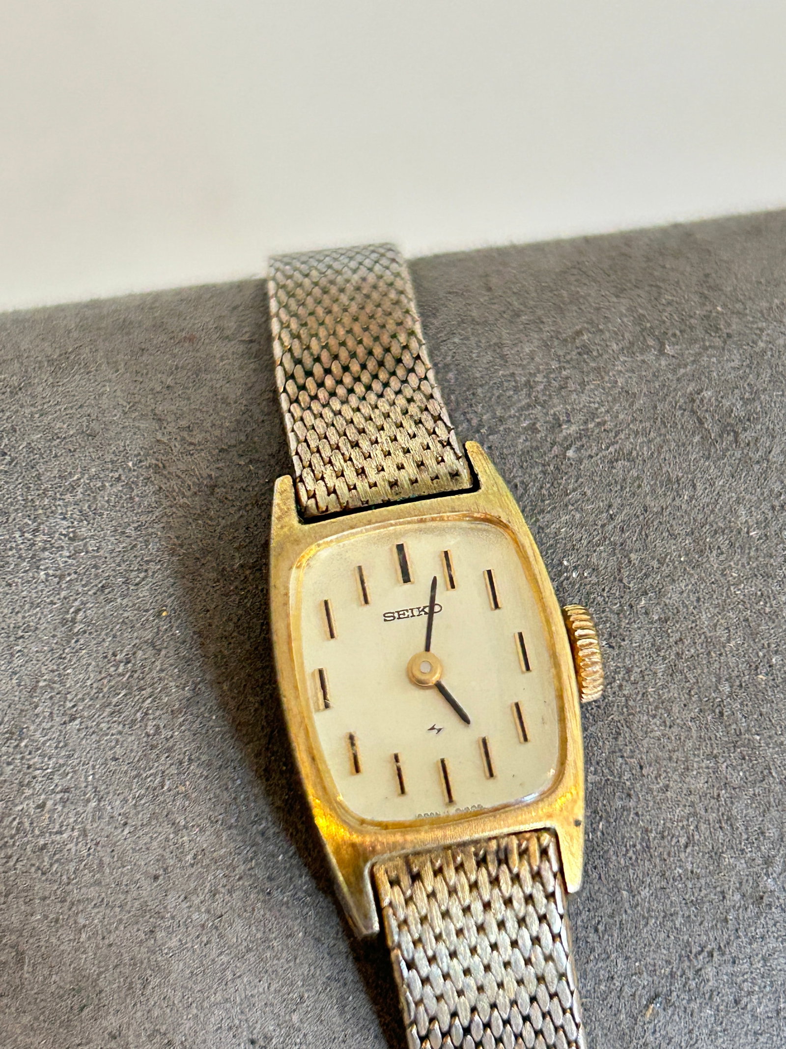 Rare Vintage 1950s Seiko Ladies Watch: Manual Wind Gold Plated Rectangular Case working 11-3089: Rare Vintage 1950s Seiko Ladies Watch: Manual Wind Gold Plated Rectangular Case working 11-3089 Please view all photos as they are part of the description and condition of this Item, Feel free to cont