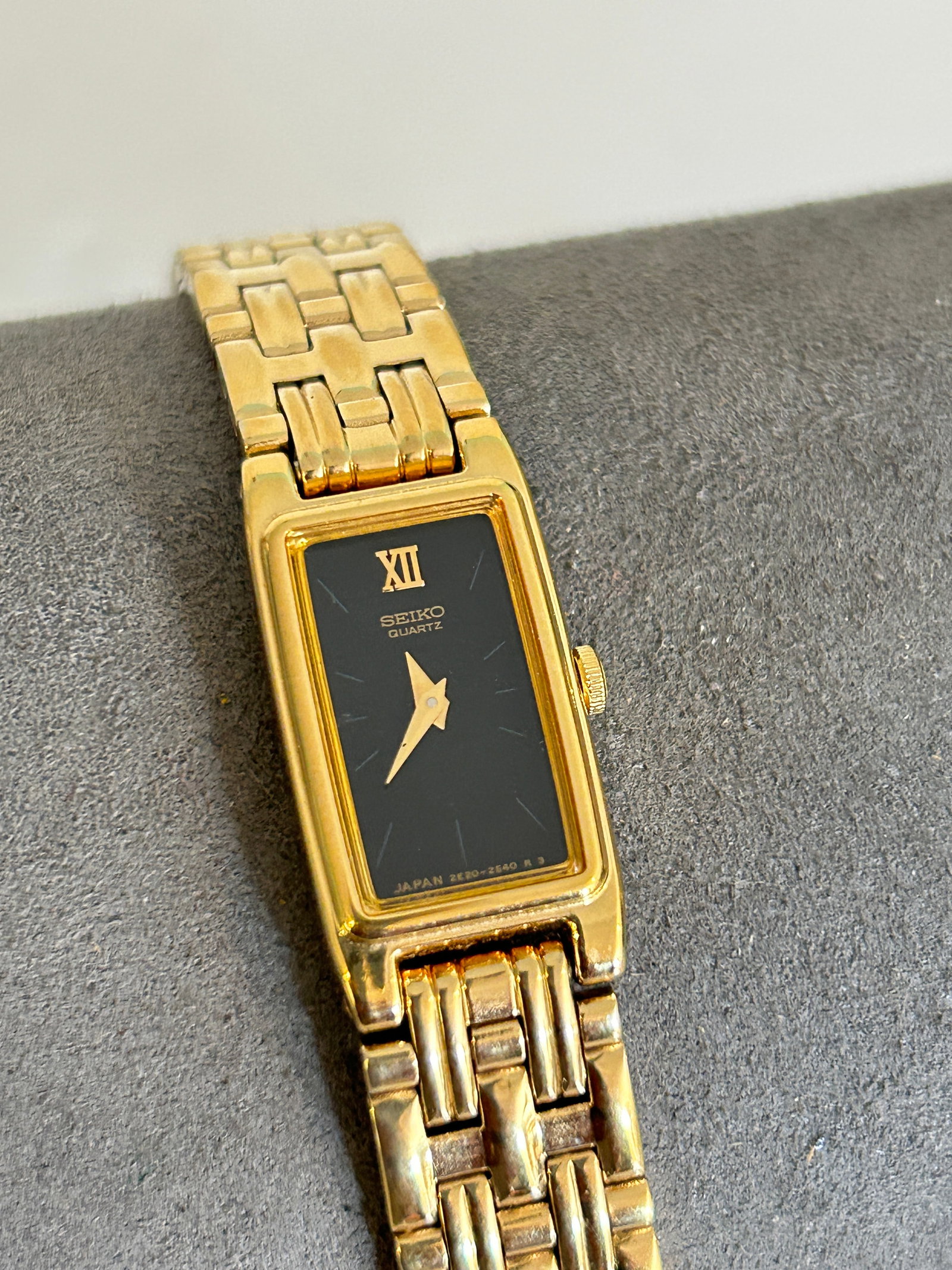 Vintage Seiko Watch Women Gold Tone Tank Black Dial 2E20-7029 needs bat (1 of 5)