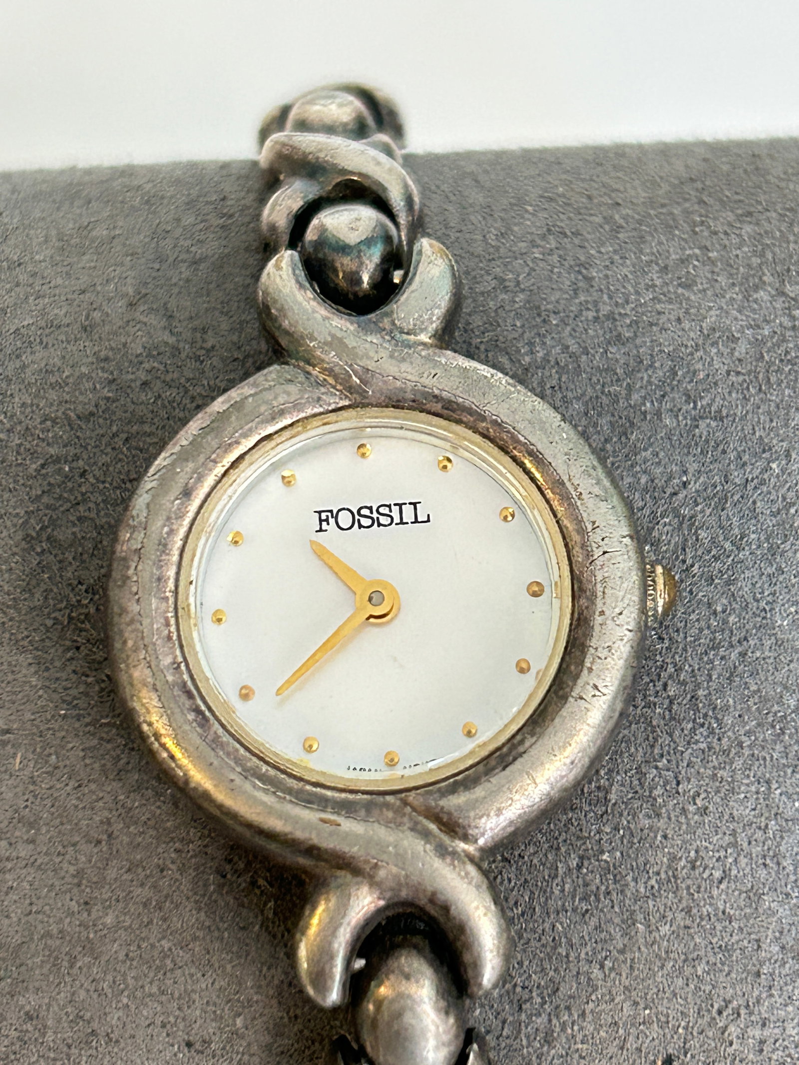 Vintage two-tone Fossil women's quartz Watch needs bat: Vintage two-tone Fossil women's quartz Watch needs bat Please view all photos as they are part of the description and condition of this Item, Feel free to contact me with questions or picture requests