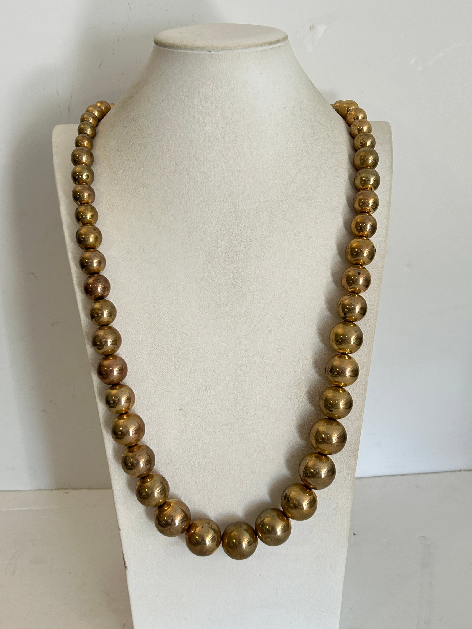 Vintage Necklace: Vintage Necklace Please view all photos as they are part of the description and condition of this Item, Feel free to contact me with questions or picture requests! Used Item AS IS