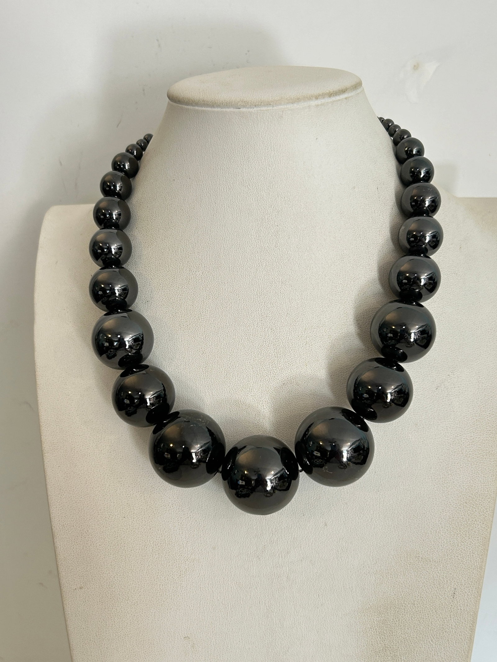 Vintage Necklace: Vintage Necklace Please view all photos as they are part of the description and condition of this Item, Feel free to contact me with questions or picture requests! Used Item AS IS