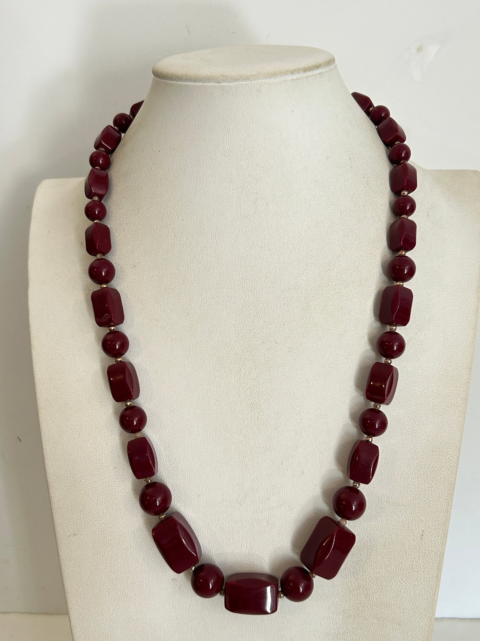Vintage Necklace: Vintage Necklace Please view all photos as they are part of the description and condition of this Item, Feel free to contact me with questions or picture requests! Used Item AS IS