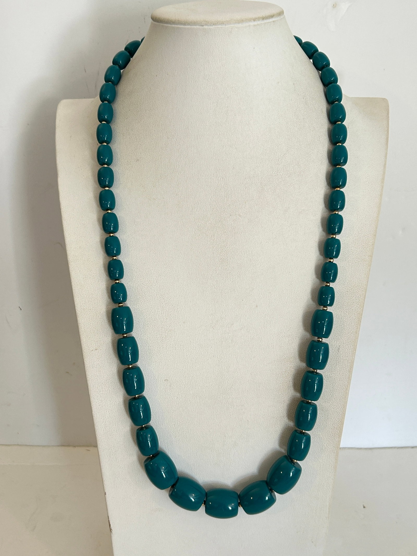 Vintage Necklace: Vintage Necklace Please view all photos as they are part of the description and condition of this Item, Feel free to contact me with questions or picture requests! Used Item AS IS