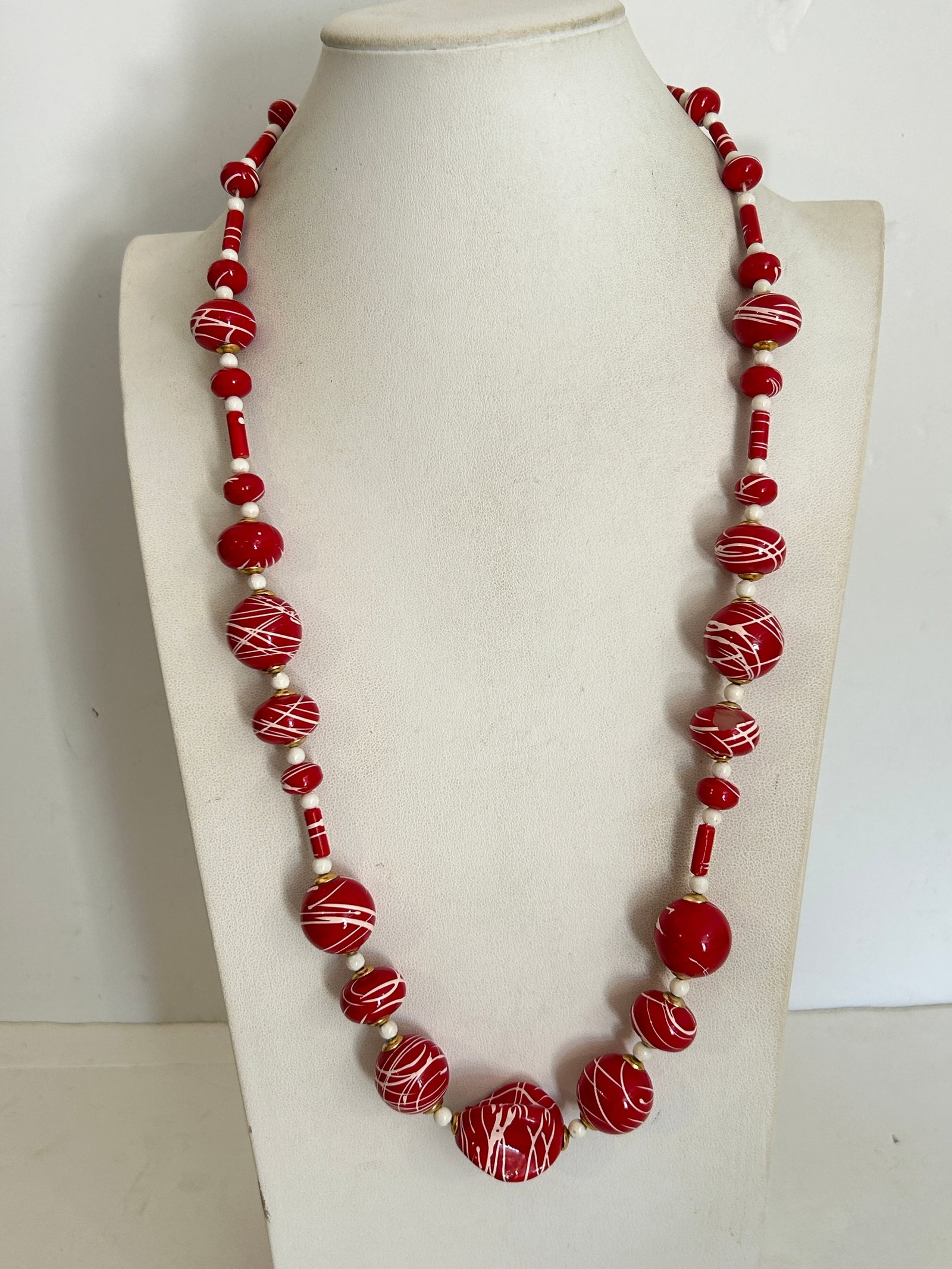 Vintage Necklace: Vintage Necklace Please view all photos as they are part of the description and condition of this Item, Feel free to contact me with questions or picture requests! Used Item AS IS