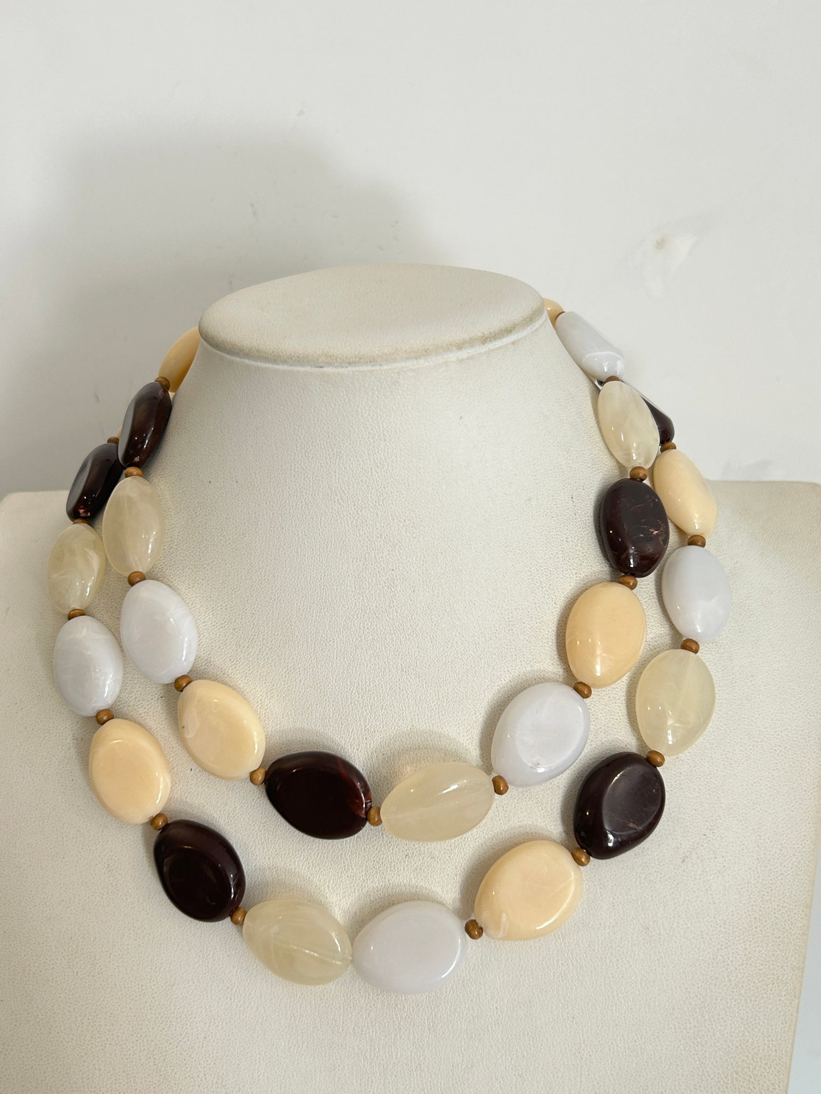 Vintage Necklace: Vintage Necklace Please view all photos as they are part of the description and condition of this Item, Feel free to contact me with questions or picture requests! Used Item AS IS