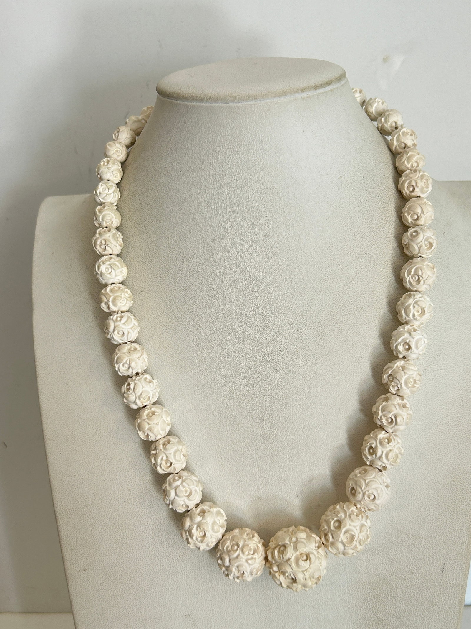 Vintage Necklace: Vintage Necklace Please view all photos as they are part of the description and condition of this Item, Feel free to contact me with questions or picture requests! Used Item AS IS