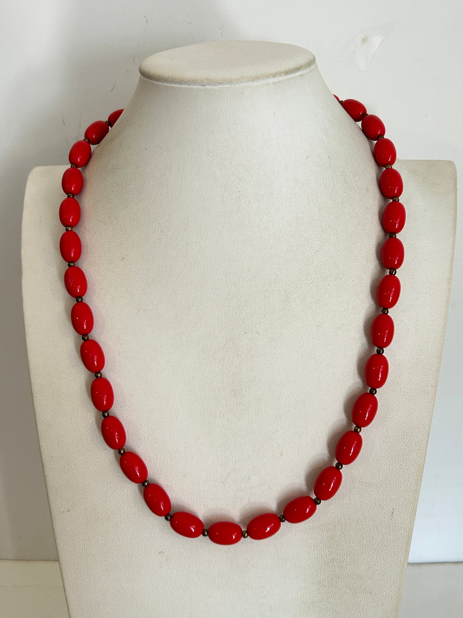 Vintage Necklace: Vintage Necklace Please view all photos as they are part of the description and condition of this Item, Feel free to contact me with questions or picture requests! Used Item AS IS