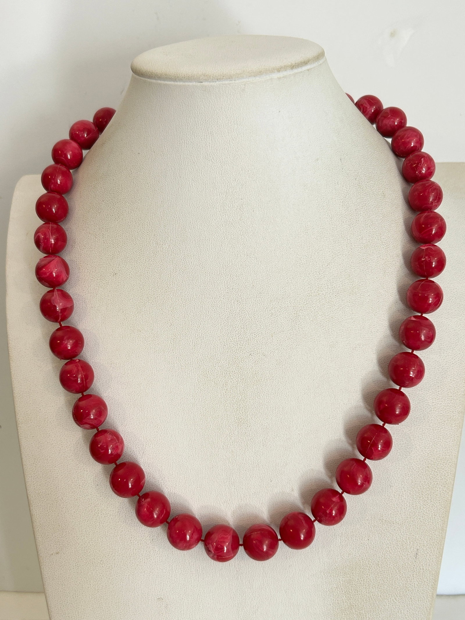 Vintage Necklace: Vintage Necklace Please view all photos as they are part of the description and condition of this Item, Feel free to contact me with questions or picture requests! Used Item AS IS
