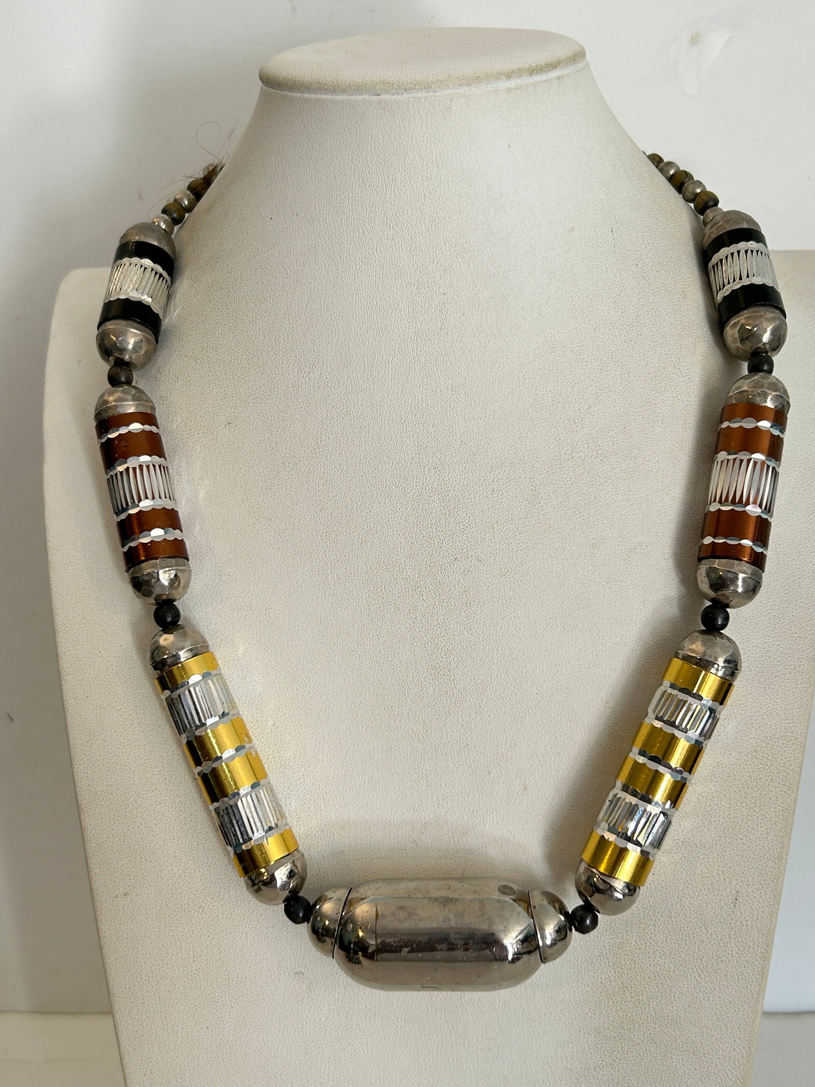 Vintage Necklace: Vintage Necklace Please view all photos as they are part of the description and condition of this Item, Feel free to contact me with questions or picture requests! Used Item AS IS