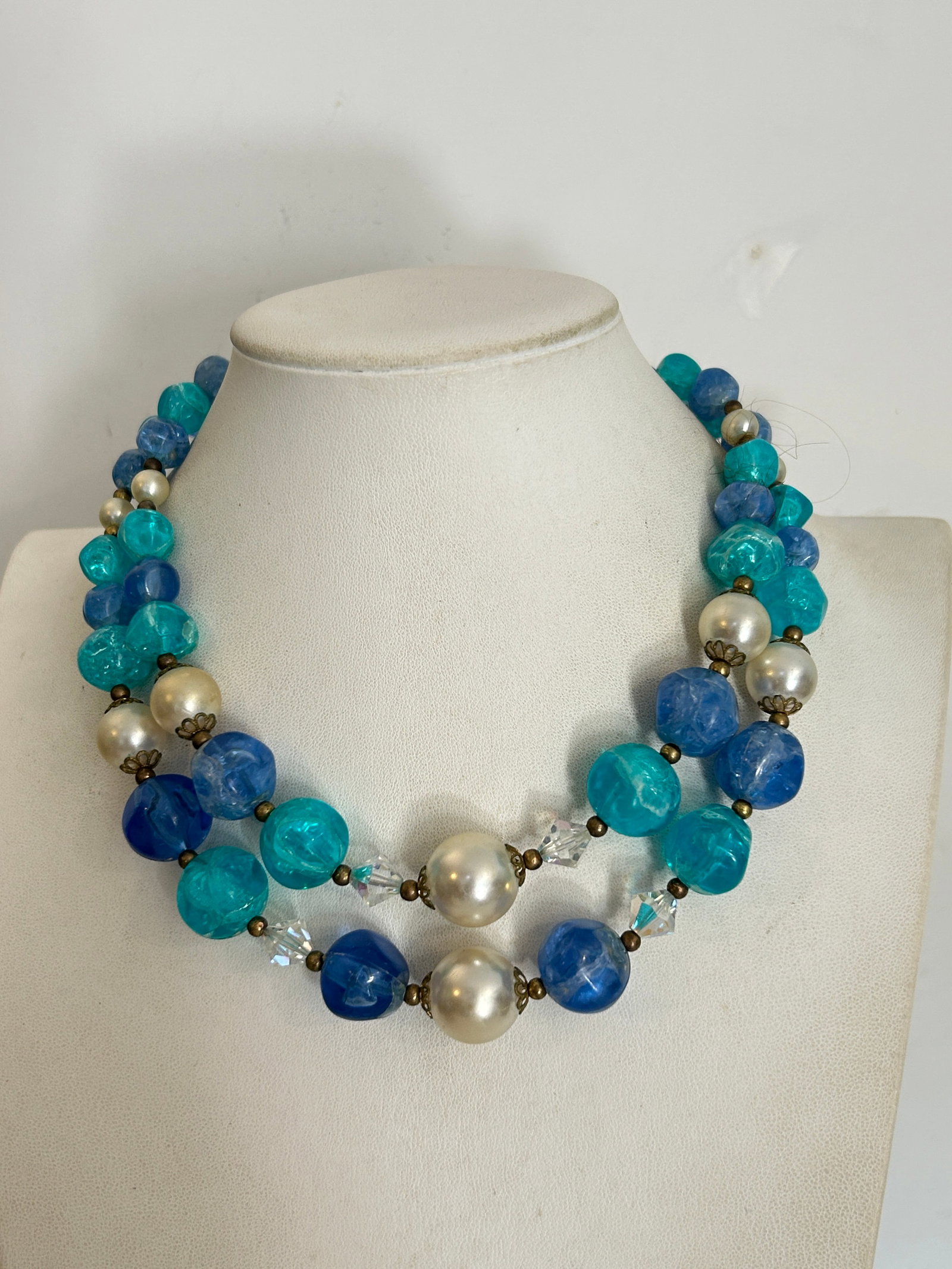 Vintage Necklace: Vintage Necklace Please view all photos as they are part of the description and condition of this Item, Feel free to contact me with questions or picture requests! Used Item AS IS