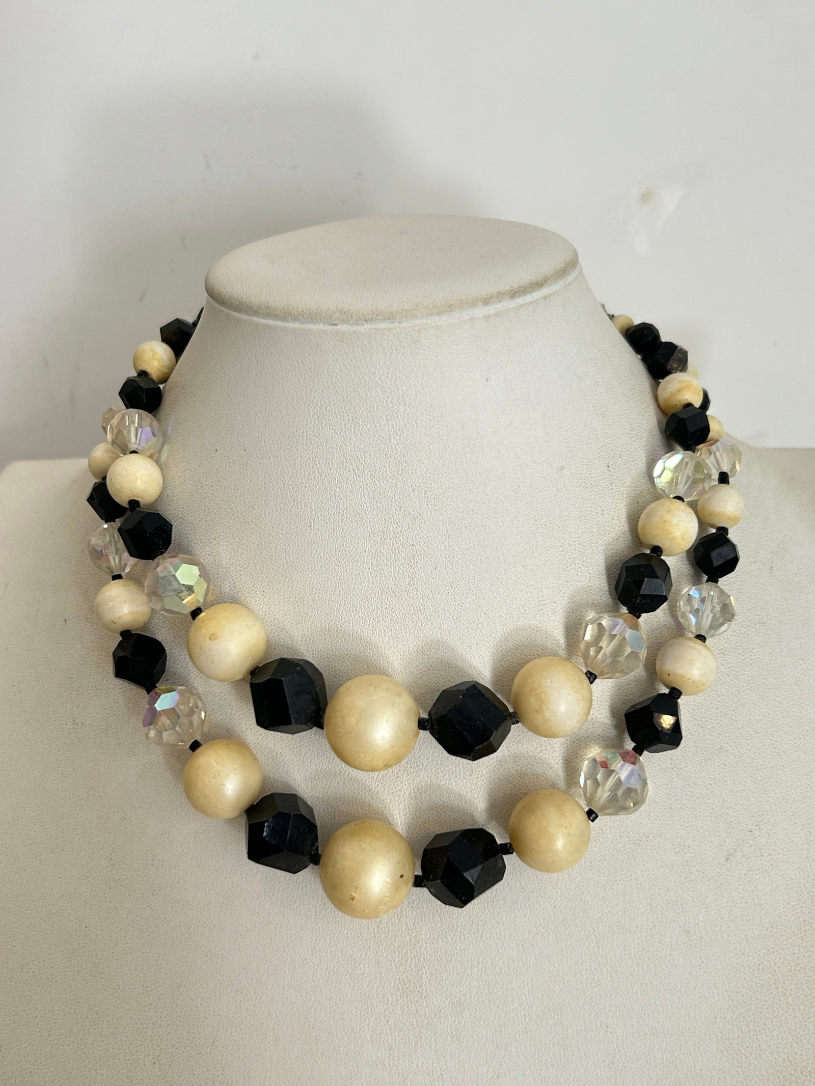 Vintage Necklace: Vintage Necklace Please view all photos as they are part of the description and condition of this Item, Feel free to contact me with questions or picture requests! Used Item AS IS