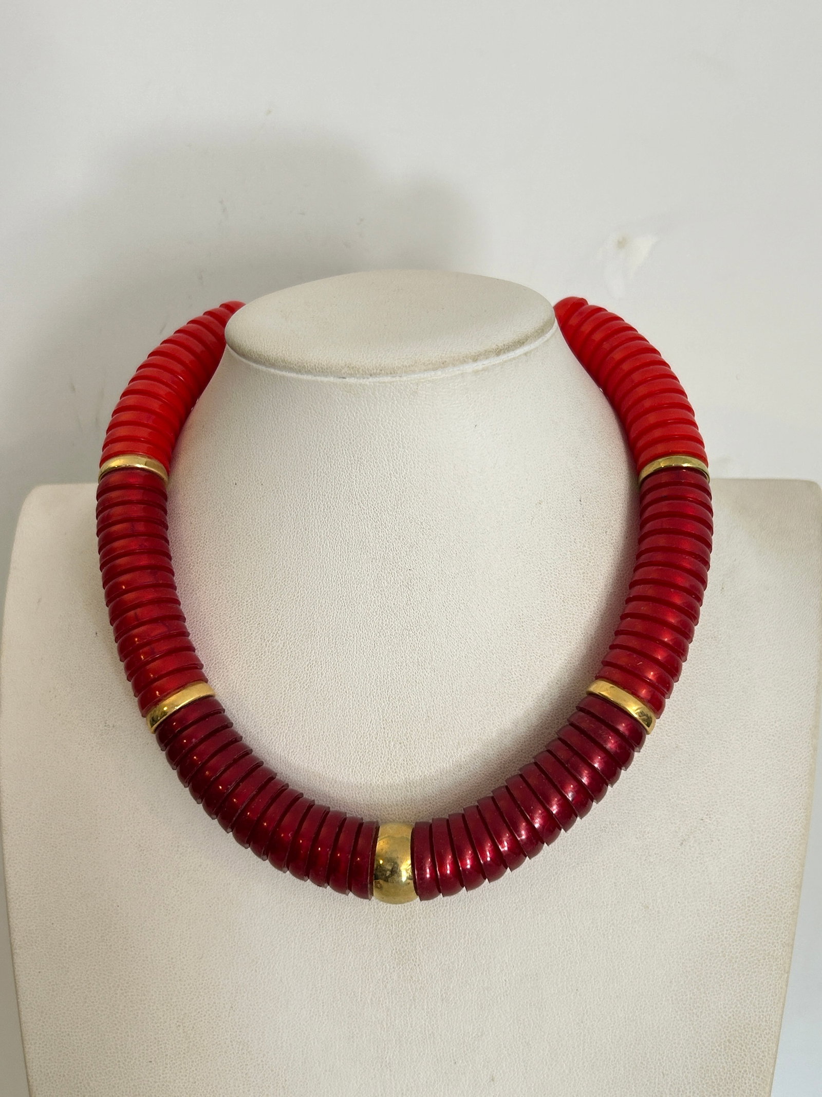 Vintage Necklace: Vintage Necklace Please view all photos as they are part of the description and condition of this Item, Feel free to contact me with questions or picture requests! Used Item AS IS