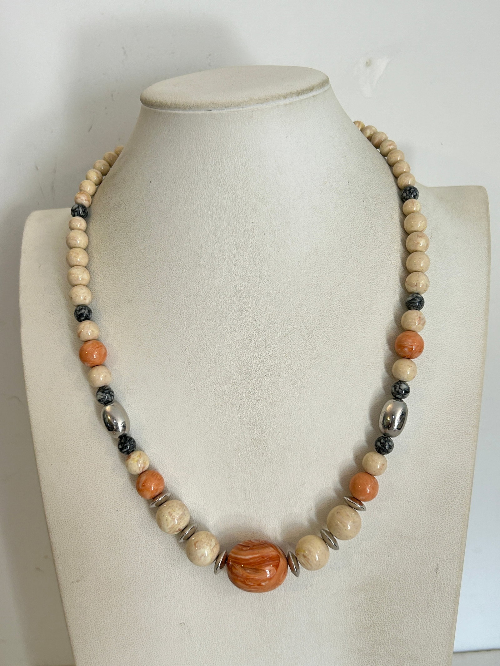 Vintage Necklace: Vintage Necklace Please view all photos as they are part of the description and condition of this Item, Feel free to contact me with questions or picture requests! Used Item AS IS