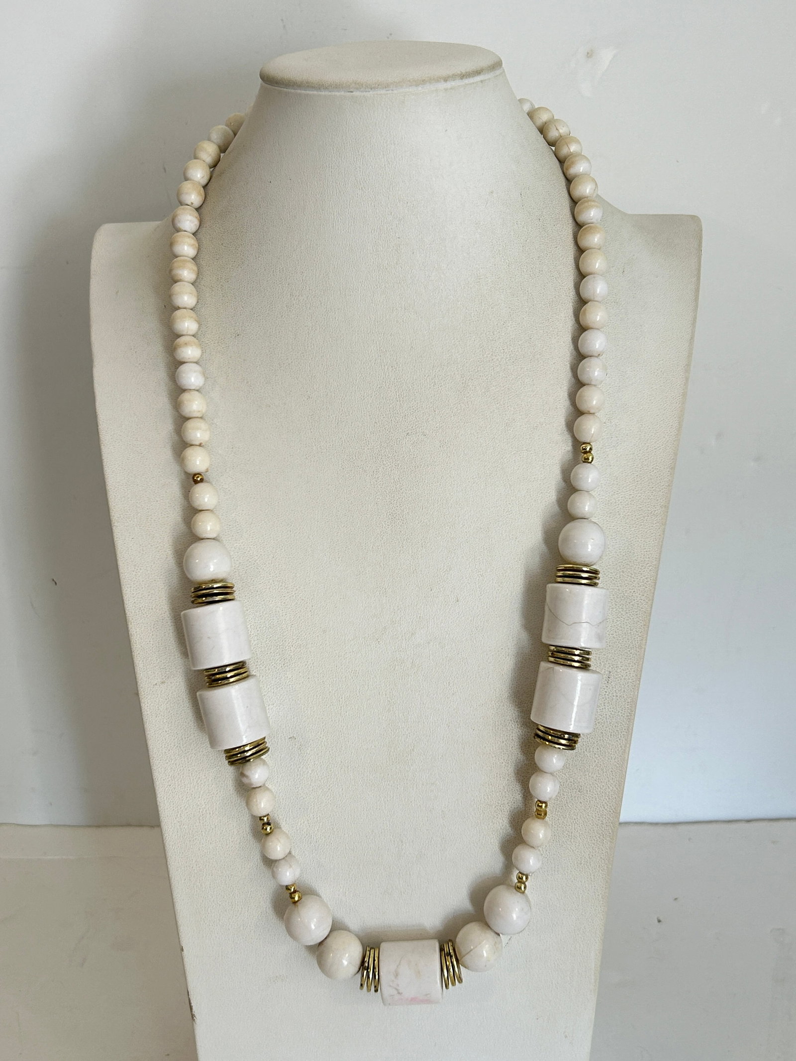 Vintage Necklace: Vintage Necklace Please view all photos as they are part of the description and condition of this Item, Feel free to contact me with questions or picture requests! Used Item AS IS
