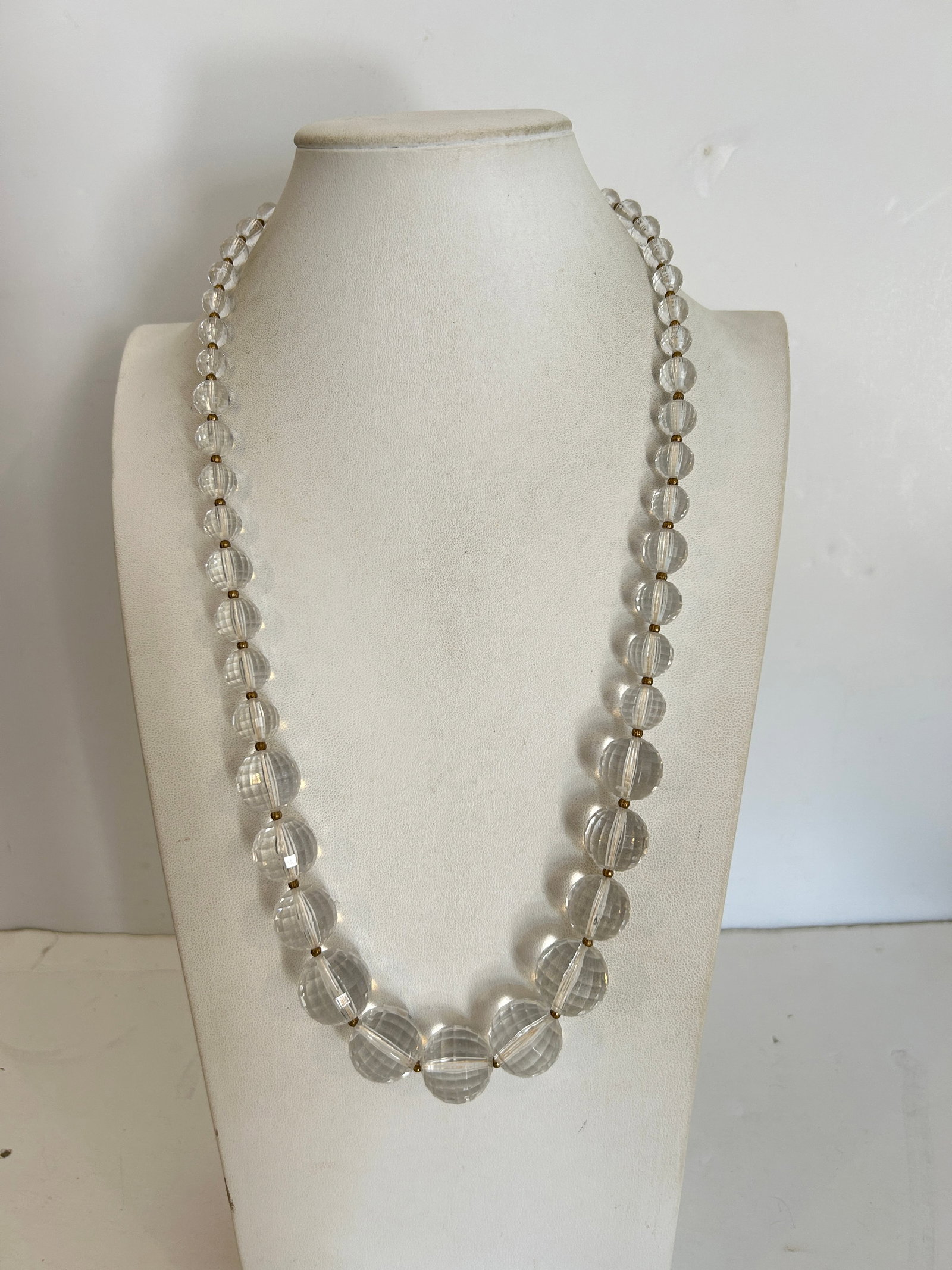Vintage Necklace: Vintage Necklace Please view all photos as they are part of the description and condition of this Item, Feel free to contact me with questions or picture requests! Used Item AS IS