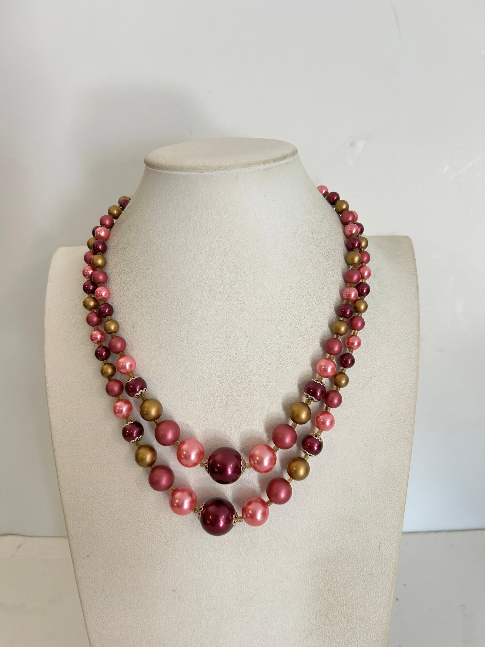 Vintage Necklace: Vintage Necklace Please view all photos as they are part of the description and condition of this Item, Feel free to contact me with questions or picture requests! Used Item AS IS