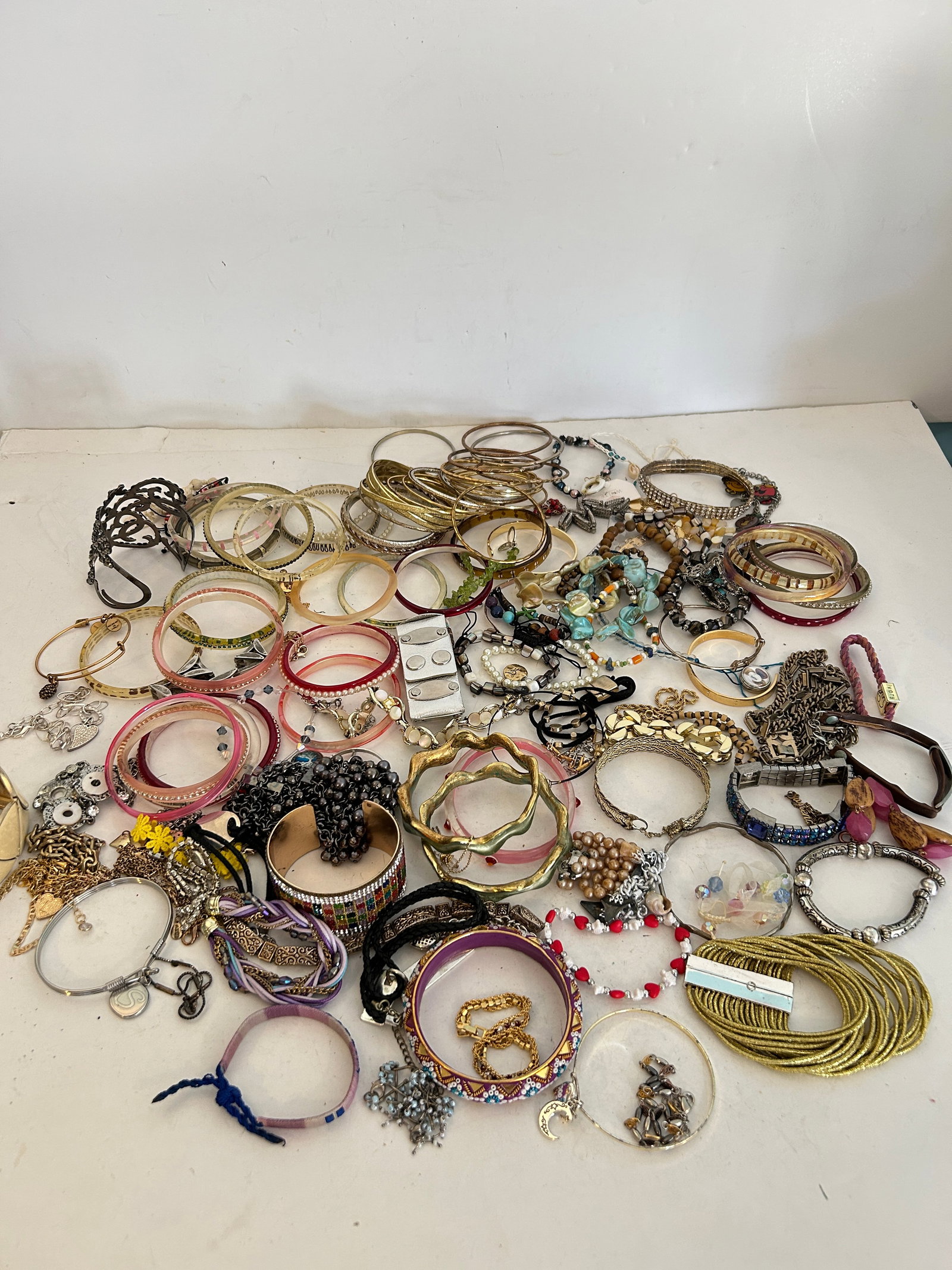Vintage Lot of Over 150 mixed Bracelets: Vintage Lot of Over 150 mixed Bracelets Please view all photos as they are part of the description and condition of this Item, Feel free to contact me with questions or picture requests! Used Item AS 