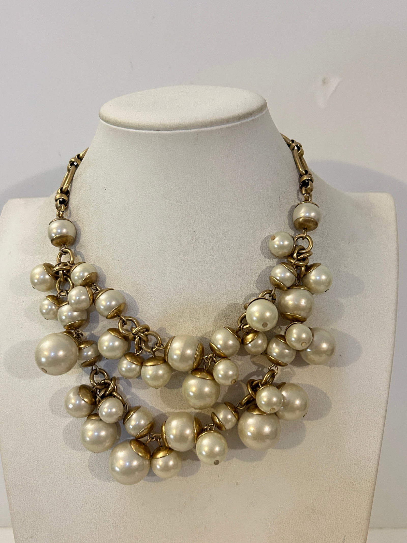 Vintage Stella and Dot Jewelry-Gold Toned faux Pearl Statement Necklace cluster 14": Vintage Stella and Dot Jewelry-Gold Toned faux Pearl Statement Necklace cluster 14" Please view all photos as they are part of the description and condition of this Item, Feel free to contact me with 