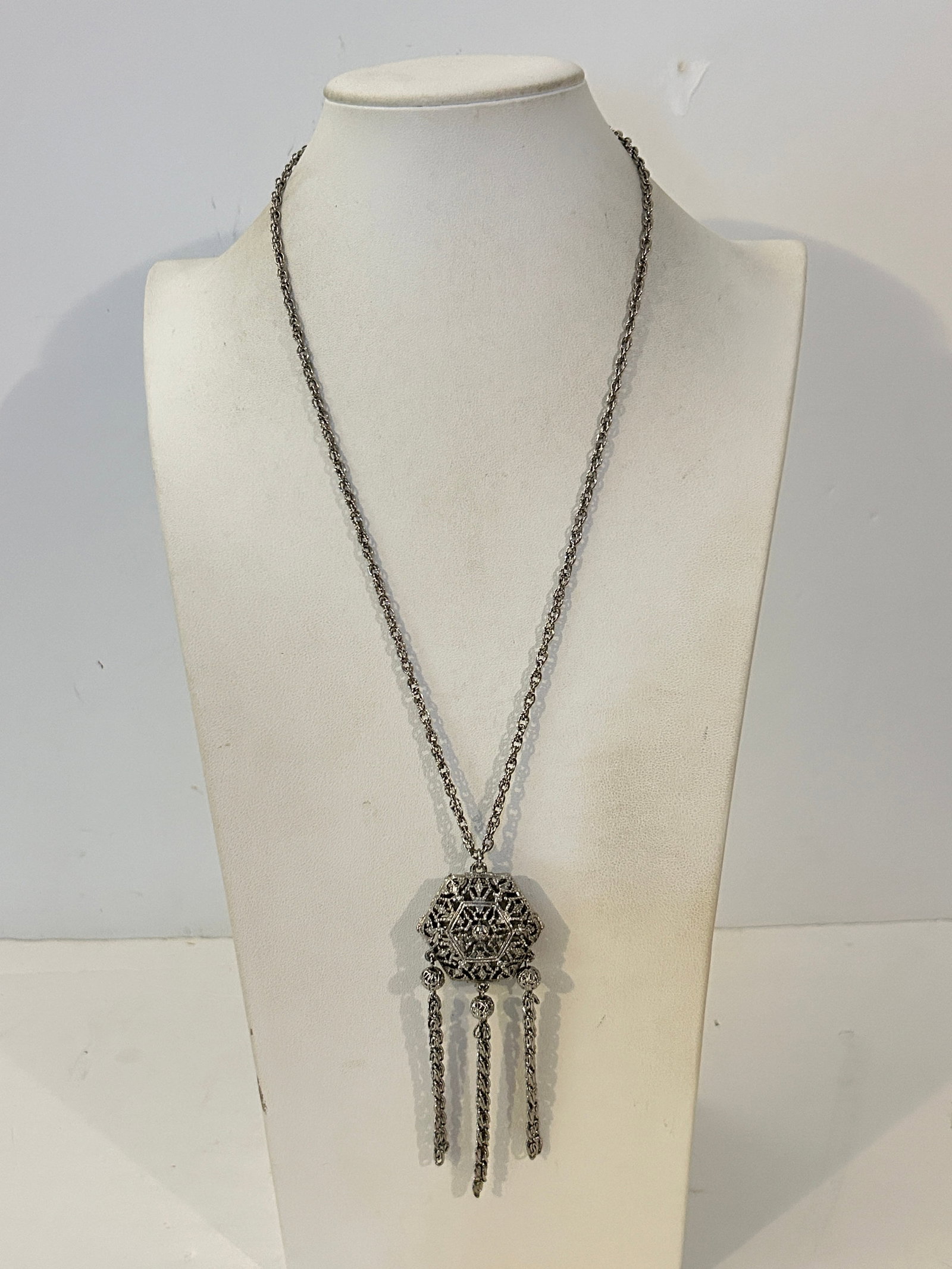Vintage Silver Tone Filigree Hexagon Dangle Pendant Necklace 24": Vintage Silver Tone Filigree Hexagon Dangle Pendant Necklace 24" Please view all photos as they are part of the description and condition of this Item, Feel free to contact me with questions or pictur