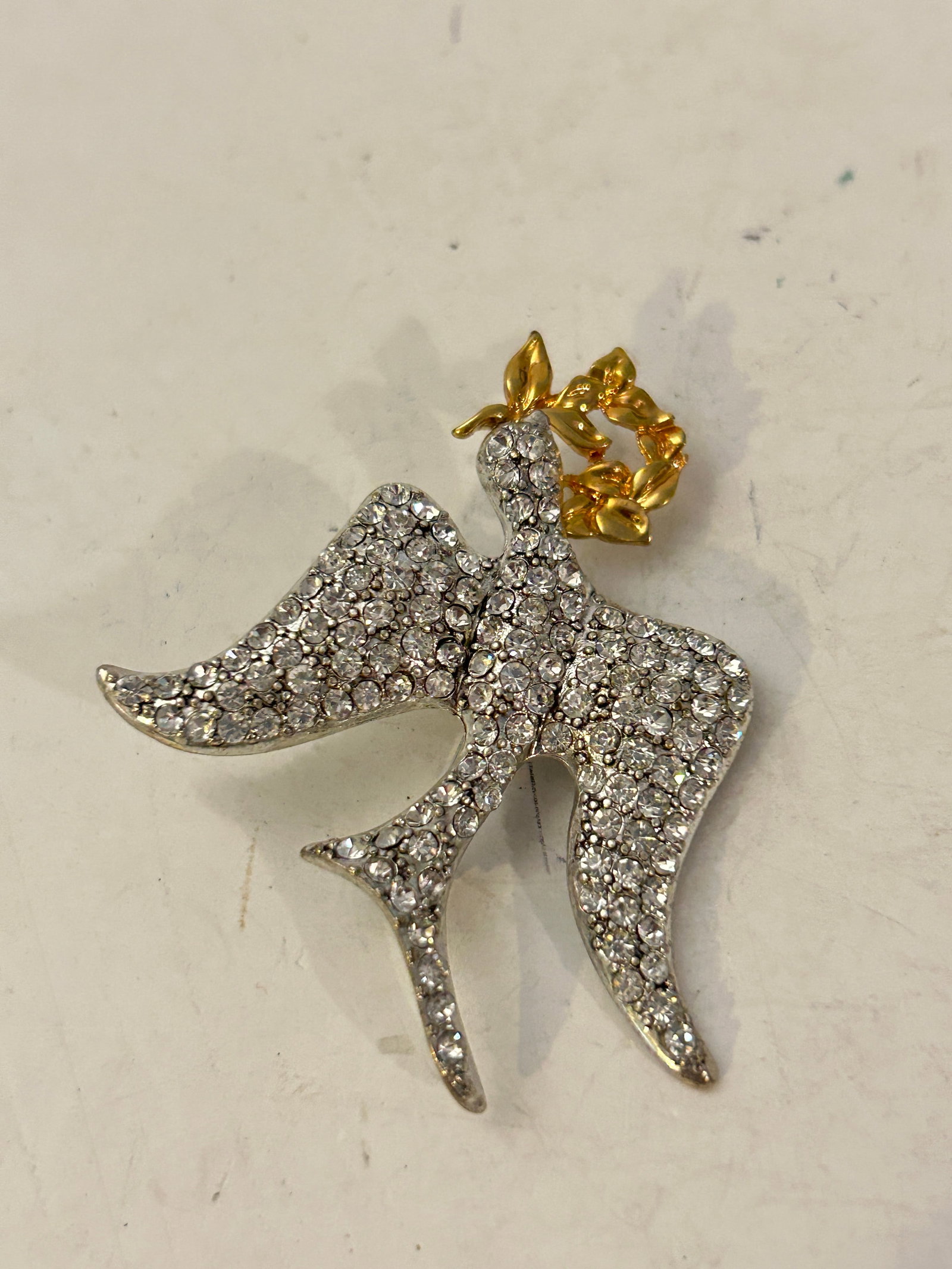 Vintage MONET Bird in Flight Pin w/ Clear Rhinestones Brooch: Vintage MONET Bird in Flight Pin w/ Clear Rhinestones Brooch Please view all photos as they are part of the description and condition of this Item, Feel free to contact me with questions or picture re