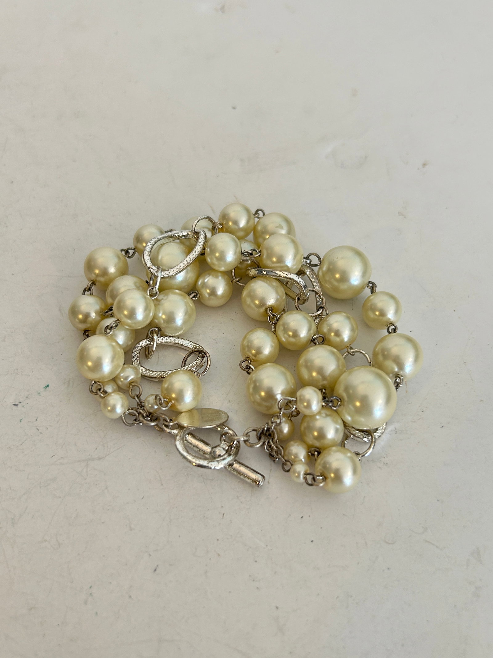 Vintage Faux Pearl Cluster Dangle Bracelet 7": Vintage Faux Pearl Cluster Dangle Bracelet 7" Please view all photos as they are part of the description and condition of this Item, Feel free to contact me with questions or picture requests! Used It