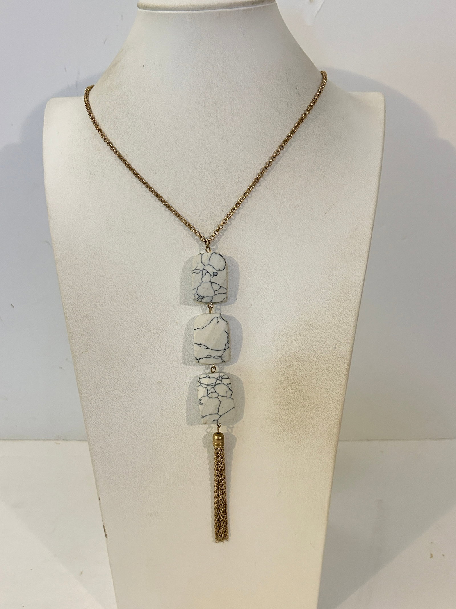 Vintage Gold Tone Howlite Tassel Pendant Necklace 30": Vintage Gold Tone Howlite Tassel Pendant Necklace 30" Please view all photos as they are part of the description and condition of this Item, Feel free to contact me with questions or picture requests!