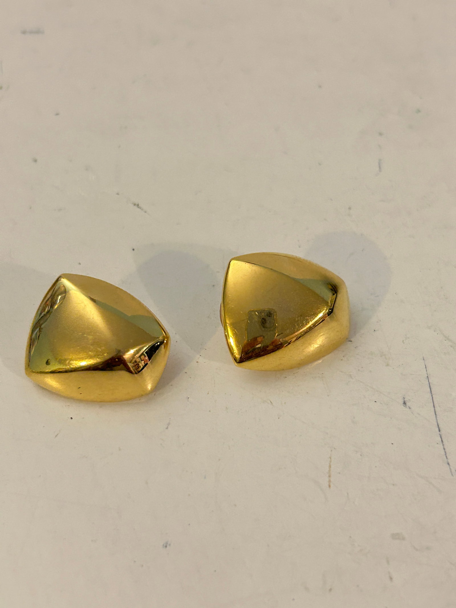 Vintage Monet gold tone Earrings: Vintage Monet gold tone Earrings Please view all photos as they are part of the description and condition of this Item, Feel free to contact me with questions or picture requests! Used Item AS IS