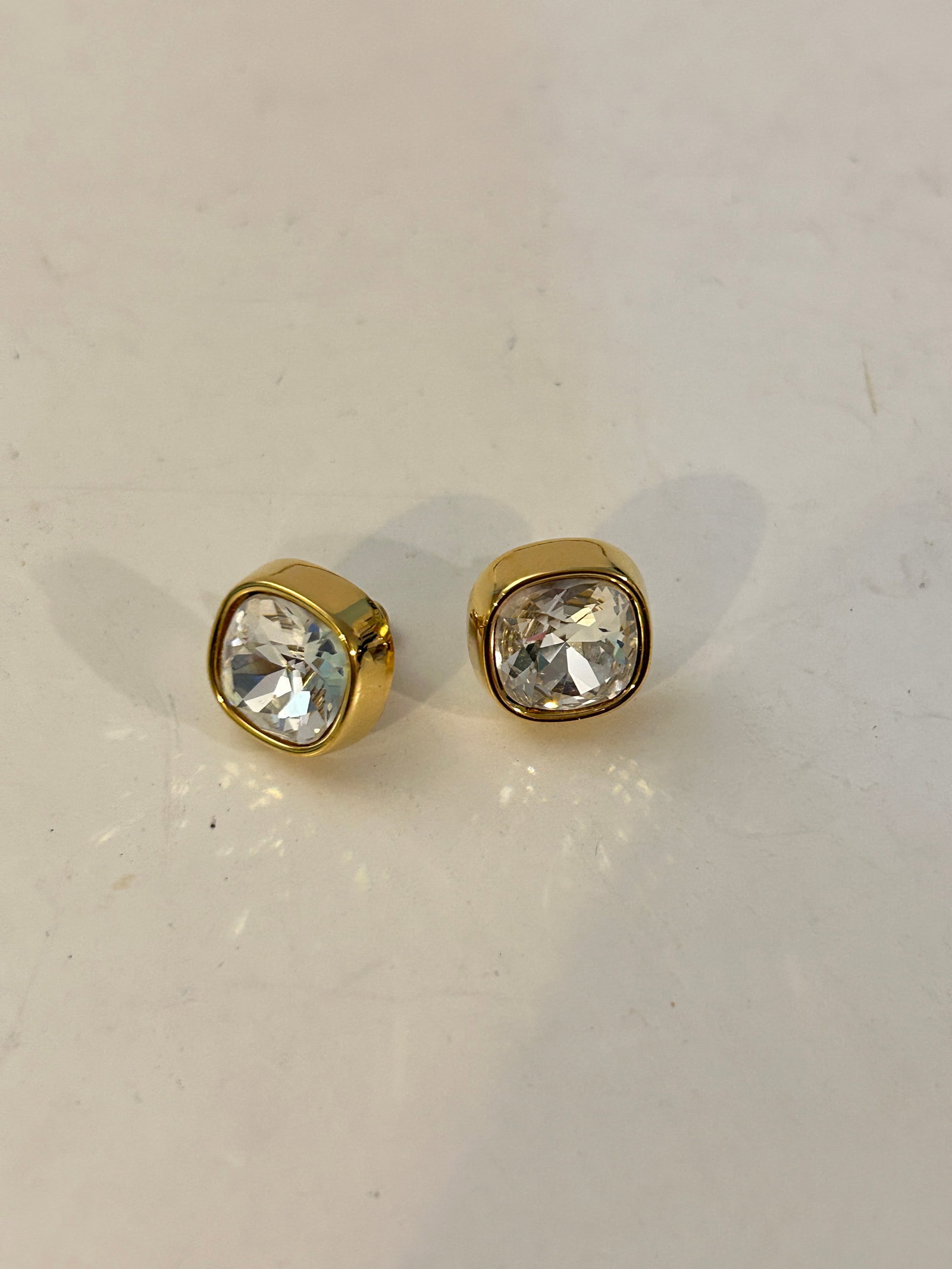 Vintage Monet gold-tone post Earrings: Vintage Monet gold-tone post Earrings Please view all photos as they are part of the description and condition of this Item, Feel free to contact me with questions or picture requests! Used Item AS IS