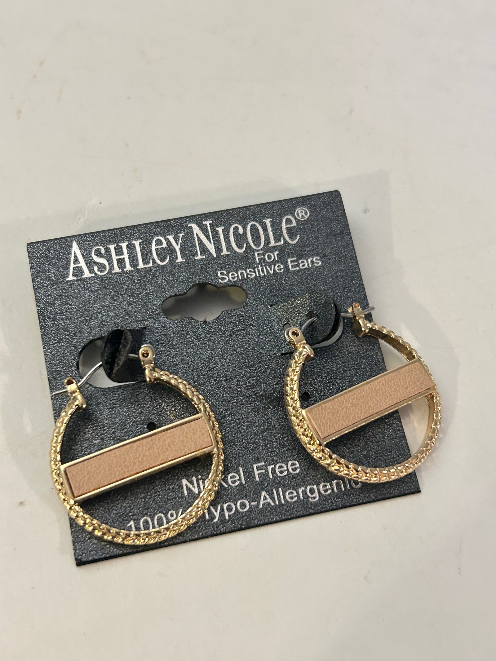 Vintage Ashley Nicole gold-tone textured hoop Earrings: Vintage Ashley Nicole gold-tone textured hoop Earrings Please view all photos as they are part of the description and condition of this Item, Feel free to contact me with questions or picture requests