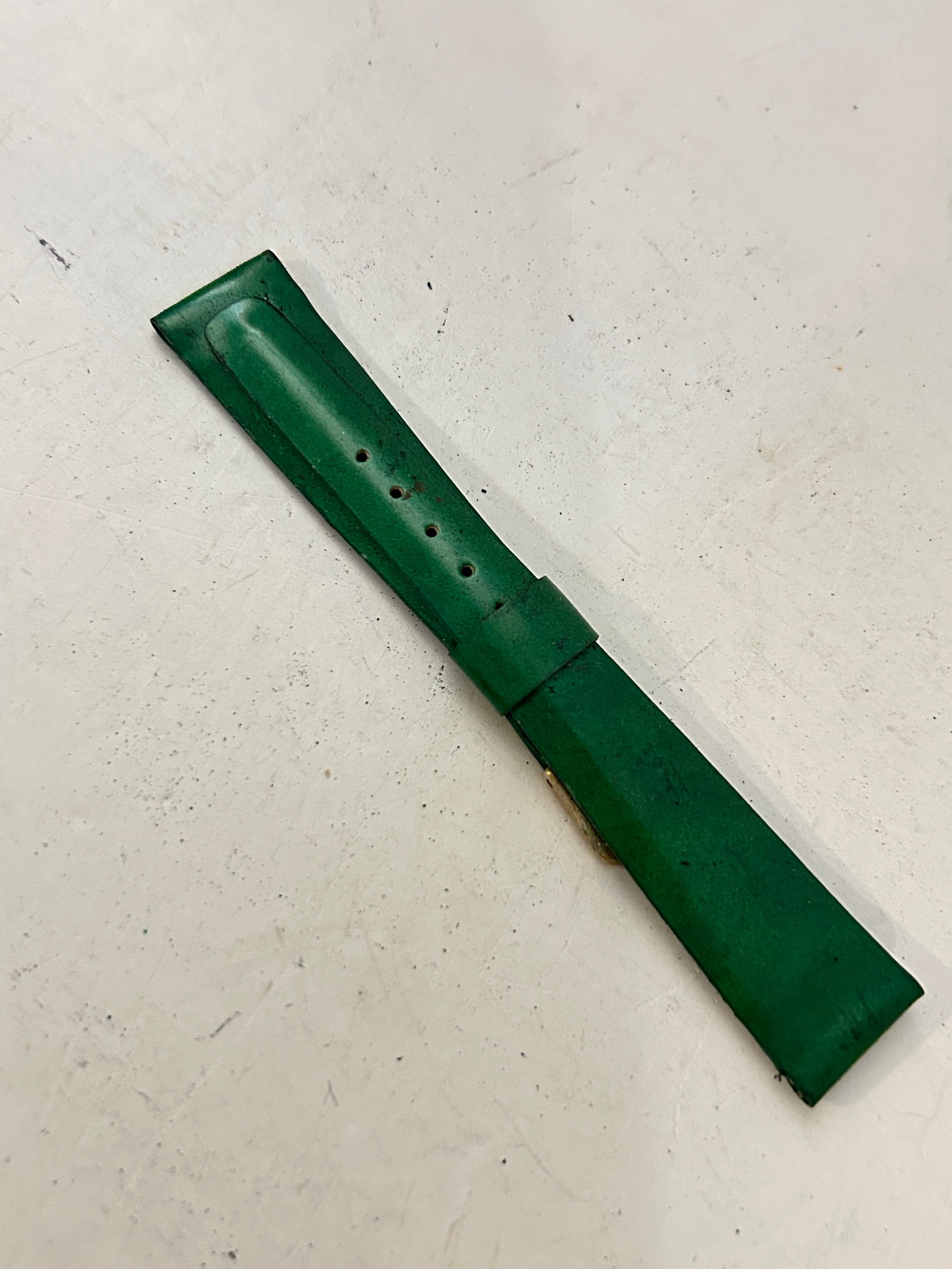 Vintage Green Leather Watch Band New 18mm: Vintage Green Leather Watch Band New 18mm Please view all photos as they are part of the description and condition of this Item, Feel free to contact me with questions or picture requests! Used Item A