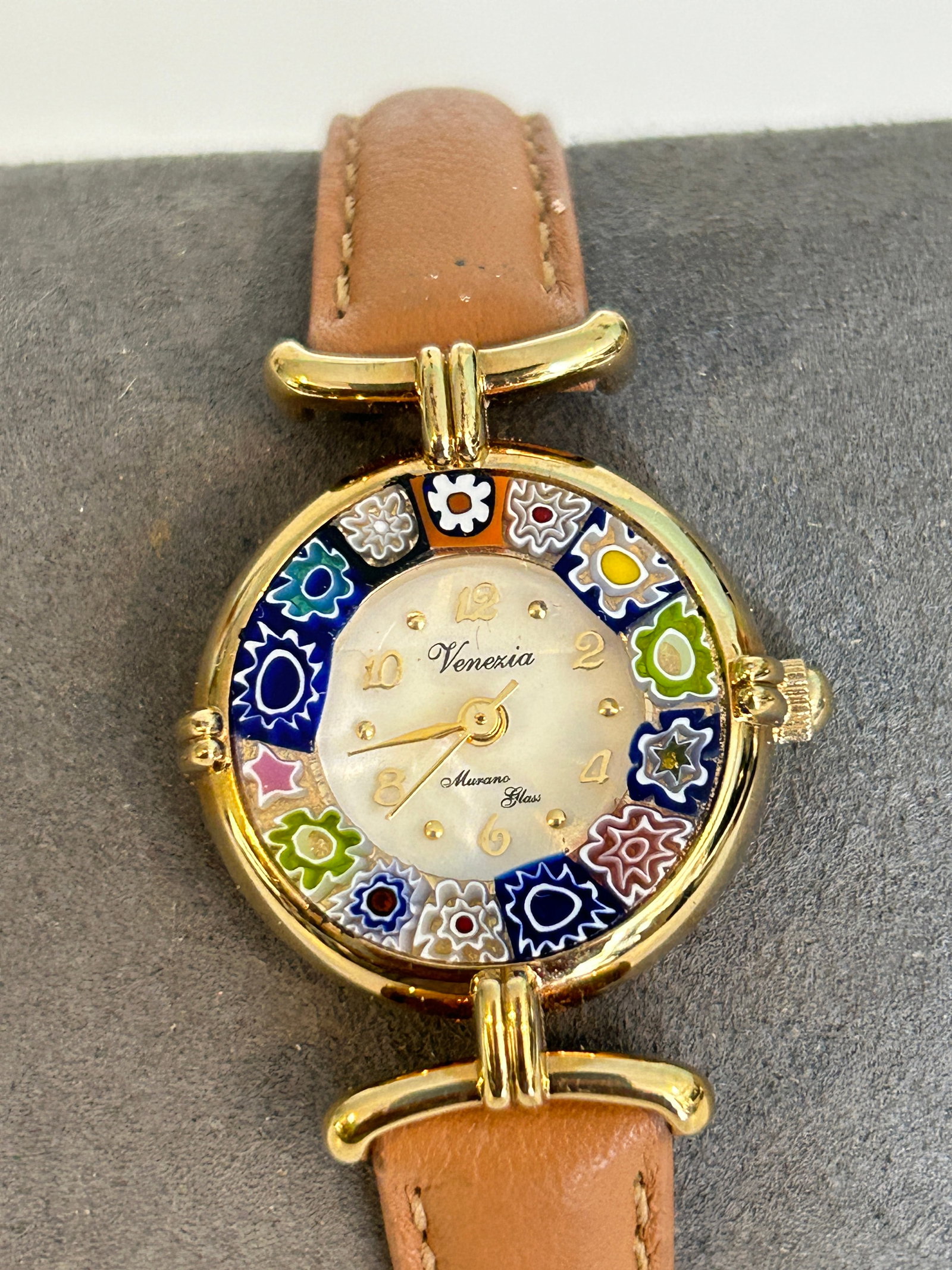 Vintage Venezia Murano glass millefiori Watch working: Vintage Venezia Murano glass millefiori Watch working Please view all photos as they are part of the description and condition of this Item, Feel free to contact me with questions or picture requests!