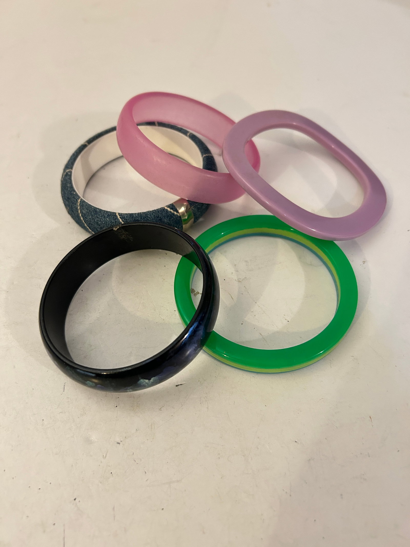Vintage Lot of 5 Good Bracelets: Vintage Lot of 5 Good Bracelets Please view all photos as they are part of the description and condition of this Item, Feel free to contact me with questions or picture requests! Used Item AS IS