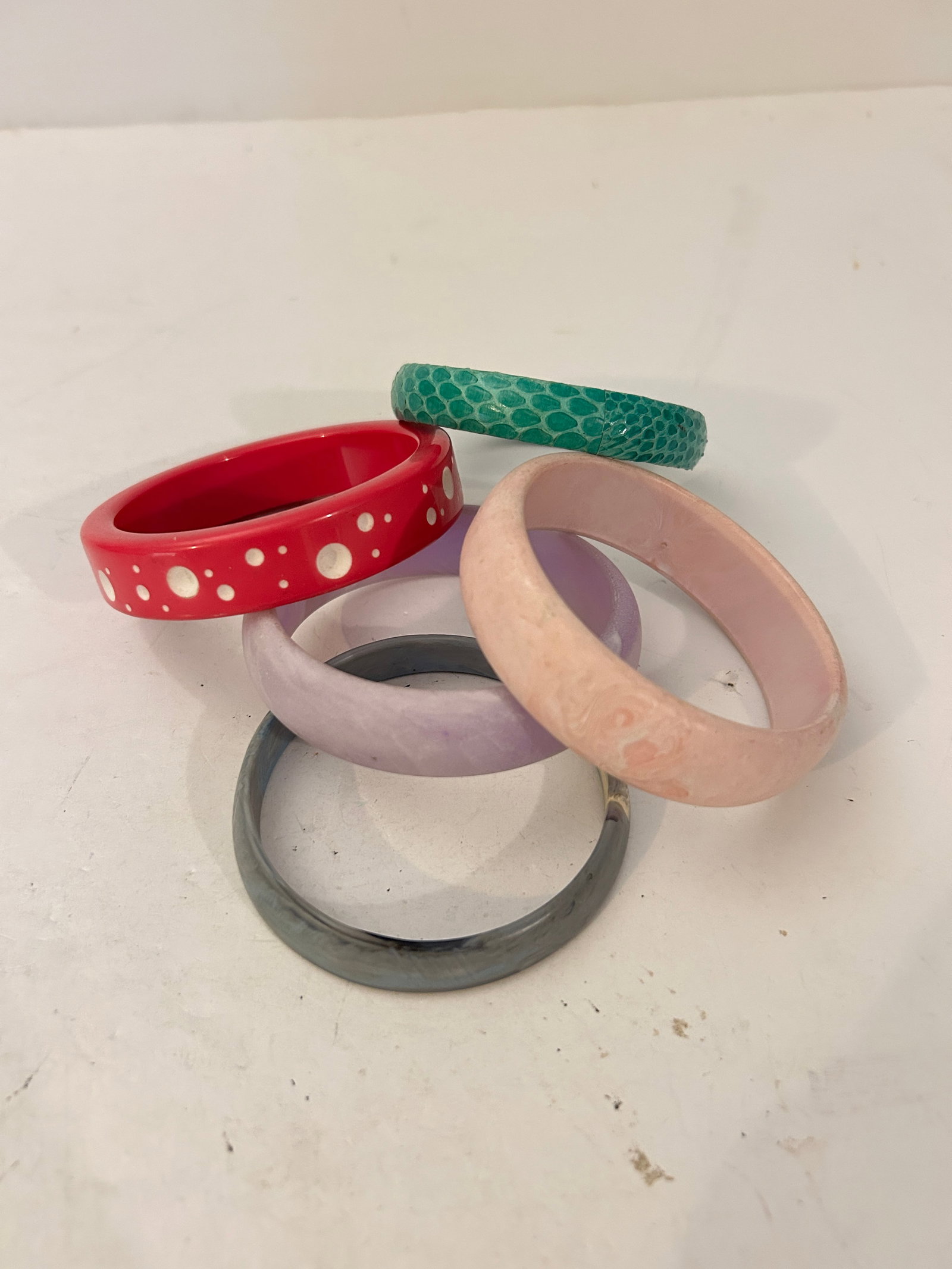 Vintage Lot of 5 Good Bracelets: Vintage Lot of 5 Good Bracelets Please view all photos as they are part of the description and condition of this Item, Feel free to contact me with questions or picture requests! Used Item AS IS