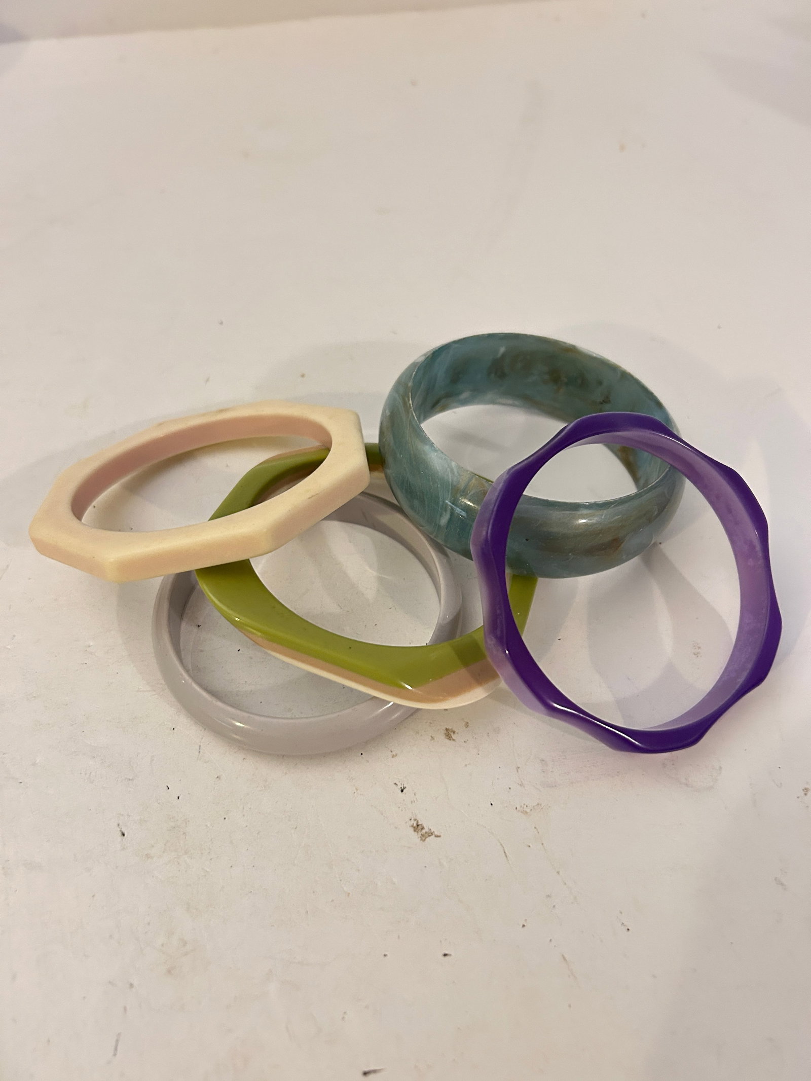 Vintage Lot of 5 Good Bracelets: Vintage Lot of 5 Good Bracelets Please view all photos as they are part of the description and condition of this Item, Feel free to contact me with questions or picture requests! Used Item AS IS