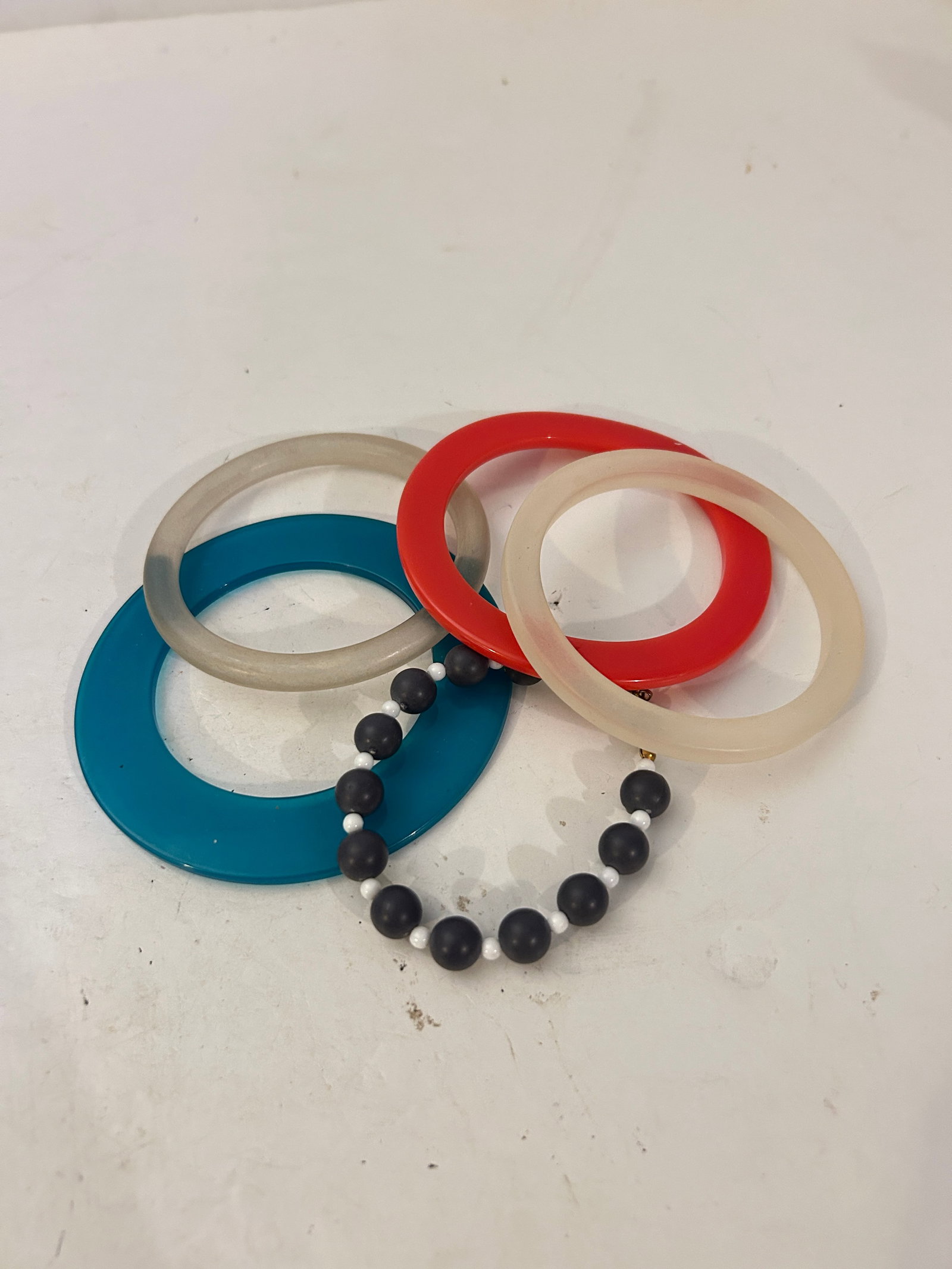 Vintage Lot of 5 Good Bracelets: Vintage Lot of 5 Good Bracelets Please view all photos as they are part of the description and condition of this Item, Feel free to contact me with questions or picture requests! Used Item AS IS
