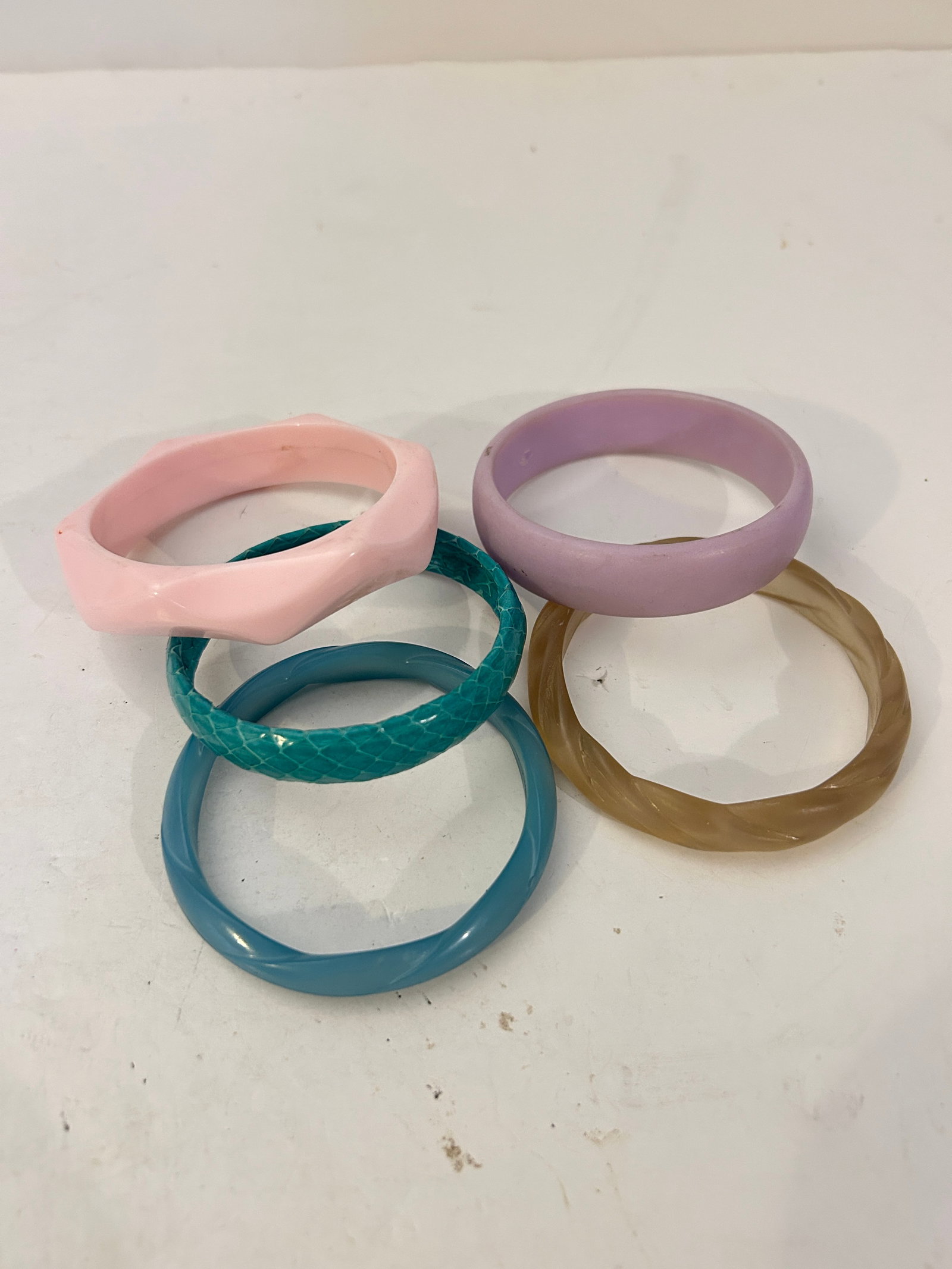 Vintage Lot of 5 Good Bracelets: Vintage Lot of 5 Good Bracelets Please view all photos as they are part of the description and condition of this Item, Feel free to contact me with questions or picture requests! Used Item AS IS